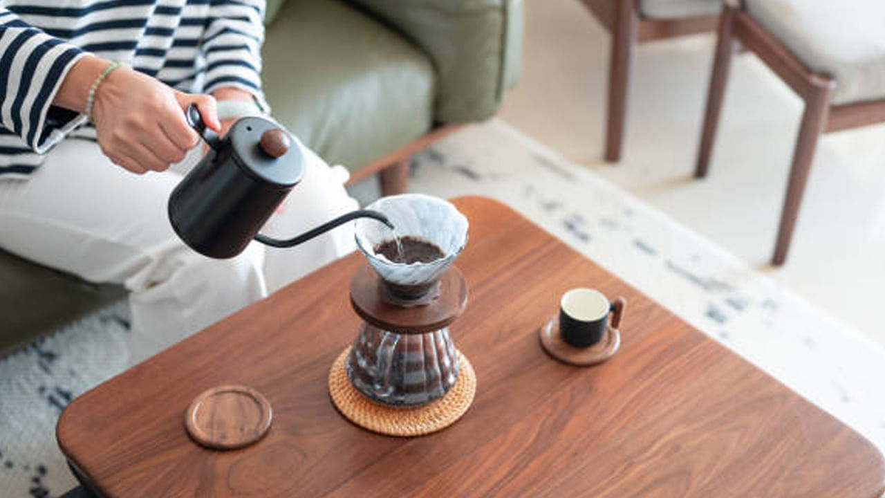 గ్యాస్ట్రిటిస్, అల్సర్లు లేదా యాసిడ్ రిఫ్లక్స్ వంటి జీర్ణ సమస్యలు ఉన్నవారు ఖాళీ కడుపుతో బ్లాక్ కాఫీ తాగకూడదు. గర్భిణీ స్త్రీలు లేదా పాలిచ్చే తల్లులు ఖాళీ కడుపుతో బ్లాక్ కాఫీ తాగడం కూడా మంచిది కాదు.
