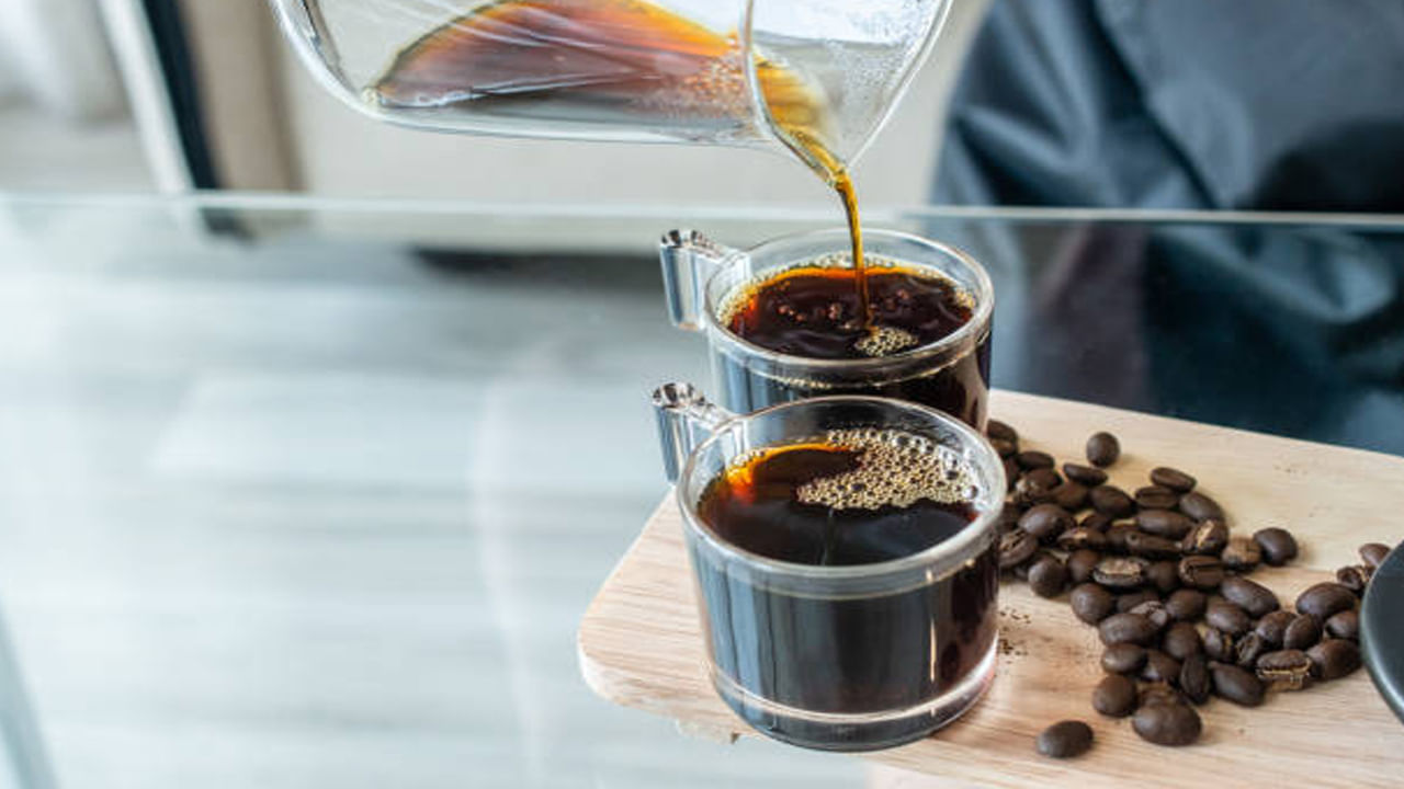 ఖాళీ కడుపుతో బ్లాక్ కాఫీ తాగడం వల్ల వణుకు, హృదయ స్పందన రేటు పెరగడం, తలనొప్పి కూడా వస్తాయి. బ్లాక్ కాఫీ నిద్రను ప్రభావితం చేస్తుంది. ముఖ్యంగా పడుకునే ముందు బ్లాక్ కాఫీ తాగవద్దు. అలాగే ఎవరైనా తీవ్ర ఒత్తిడితో బాధపడుతుంటే బ్లాక్ కాఫీ తాగడం మానేయడం మంచిది. ఇది మీ ఆరోగ్య పరిస్థితిని మరింత దిగజార్చవచ్చు.
