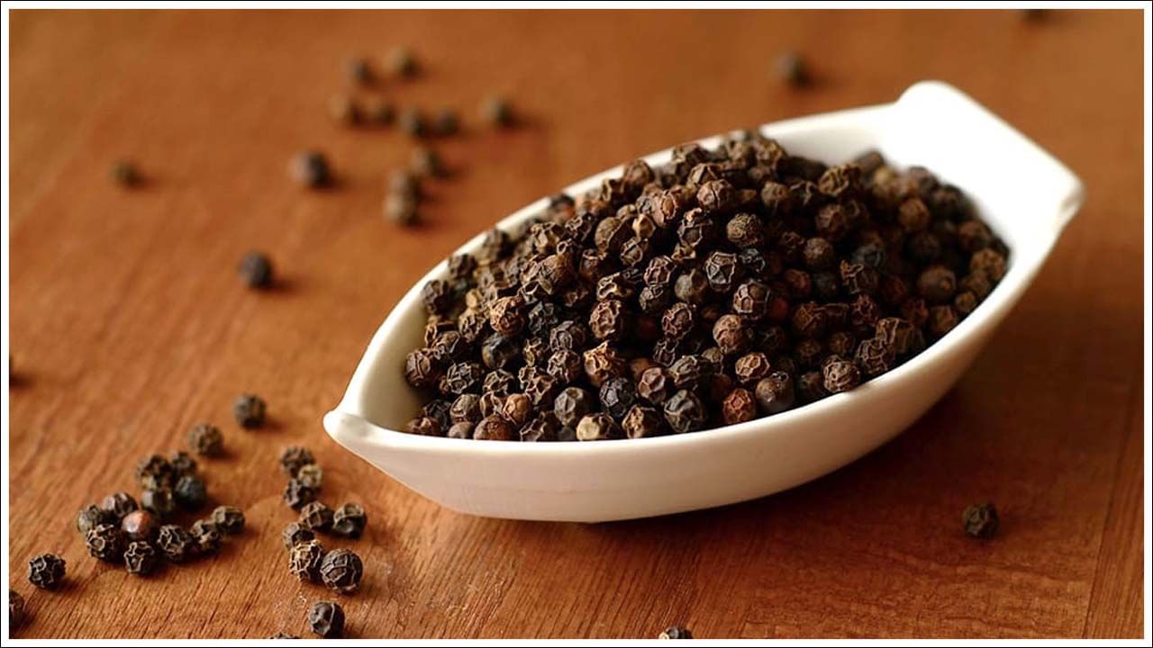 ఆయుర్వేదంలో నల్ల మిరియాలను అద్భుతమైన ఔషధంగా పరిగణిస్తారు. ఇది శరీరానికి బలాన్ని ఇవ్వడమే కాకుండా మానసిక, శారీరక ఆరోగ్యాన్ని కూడా మెరుగుపరుస్తుంది. అంతేకాకుండా, ఇది శరీరం నుండి విషాన్ని తొలగించడంలో కూడా సహాయపడుతుంది. నల్ల మిరియాలలో ఉండే యాంటీఆక్సిడెంట్ లక్షణాలు శరీరం లోపల పేరుకుపోయిన ఫ్రీ రాడికల్స్‌తో పోరాడటానికి సహాయపడతాయి. ఇది వృద్ధాప్య ప్రక్రియను నెమ్మదిస్తుంది. దీనితో పాటు, నల్ల మిరియాలు తినడం వల్ల వాపు తగ్గుతుంది. ఆర్థరైటిస్, గుండె జబ్బులు, మధుమేహం, క్యాన్సర్ వంటి దీర్ఘకాలిక వ్యాధుల ప్రమాదాన్ని కూడా తగ్గిస్తుంది.