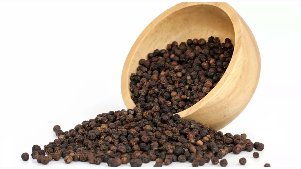 నల్ల మిరియాలలో లభించే యాంటీఆక్సిడెంట్లు శరీర రోగనిరోధక శక్తిని బలోపేతం చేస్తాయి. ఇది శరీర రోగనిరోధక శక్తిని ఉత్తేజపరిచే సామర్థ్యాన్ని కలిగి ఉన్నందున జలుబు, దగ్గు, ఫ్లూ వంటి సమస్యలను నివారించడంలో సహాయపడుతుంది. దీనితో పాటు, నల్ల మిరియాలు తినడం వల్ల నిద్ర నాణ్యత మెరుగుపడుతుంది. మీరు నిద్రలేమితో బాధపడుతుంటే, నల్ల మిరియాలు తీసుకోవడం వల్ల శరీరం విశ్రాంతి తీసుకోవడానికి, మంచి నిద్రను ప్రేరేపిస్తుంది. బరువు తగ్గడానికి నల్ల మిరియాలు కూడా చాలా ప్రయోజనకరంగా ఉంటాయని నిరూపించవచ్చు. ఇది జీవక్రియను వేగవంతం చేస్తుంది. శరీరంలోని కొవ్వును కాల్చే ప్రక్రియను పెంచుతుంది. నల్ల మిరియాలను క్రమం తప్పకుండా తీసుకోవడం వల్ల జుట్టు బలంగా మరియు ఆరోగ్యంగా ఉంటుంది.