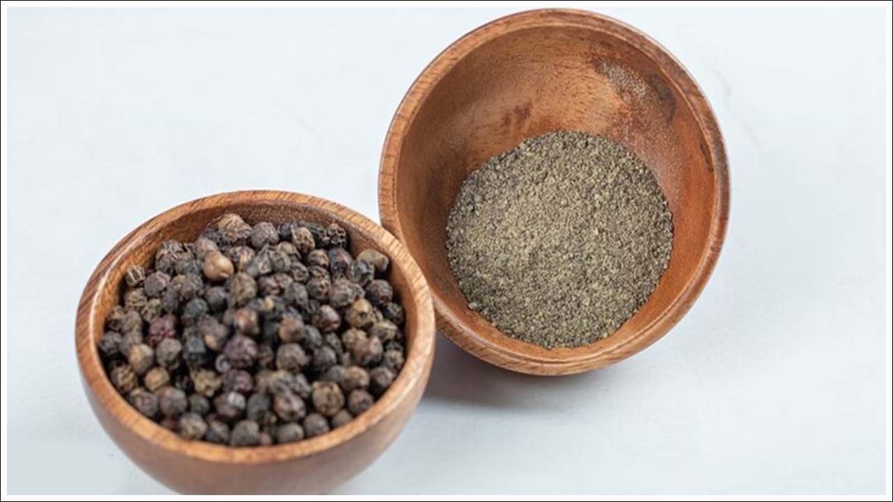 నల్ల మిరియాలు తీసుకోవడం వల్ల మెదడు ఆరోగ్యానికి కూడా మేలు జరుగుతుంది. నల్ల మిరియాలలో ఉండే క్రియాశీల సమ్మేళనం పైపెరిన్ మెదడు పనితీరును మెరుగుపరుస్తుందని కొన్ని పరిశోధనలు చూపించాయి. ఇది అల్జీమర్స్, పార్కిన్సన్స్ వంటి మానసిక అనారోగ్యాలలో ప్రత్యేకంగా ఉపయోగపడుతుంది. పైపెరిన్ తీసుకోవడం జ్ఞాపకశక్తిని మెరుగుపరుస్తుంది. మెదడులో అల్జీమర్స్ వంటి పరిస్థితులతో ముడిపడి ఉన్న హానికరమైన ప్రోటీన్ల నిర్మాణాన్ని తగ్గిస్తుంది. (నోట్‌: ఇందులోని అంశాలు కేవలం అవగాహన కోసం మాత్రమే. నిపుణుల సలహాలు, సూచనల మేరకు అందిస్తున్నాము. ఏవైనా సందేహాలు ఉంటే నిపుణులను సంప్రదించాలని సూచిస్తున్నాము.