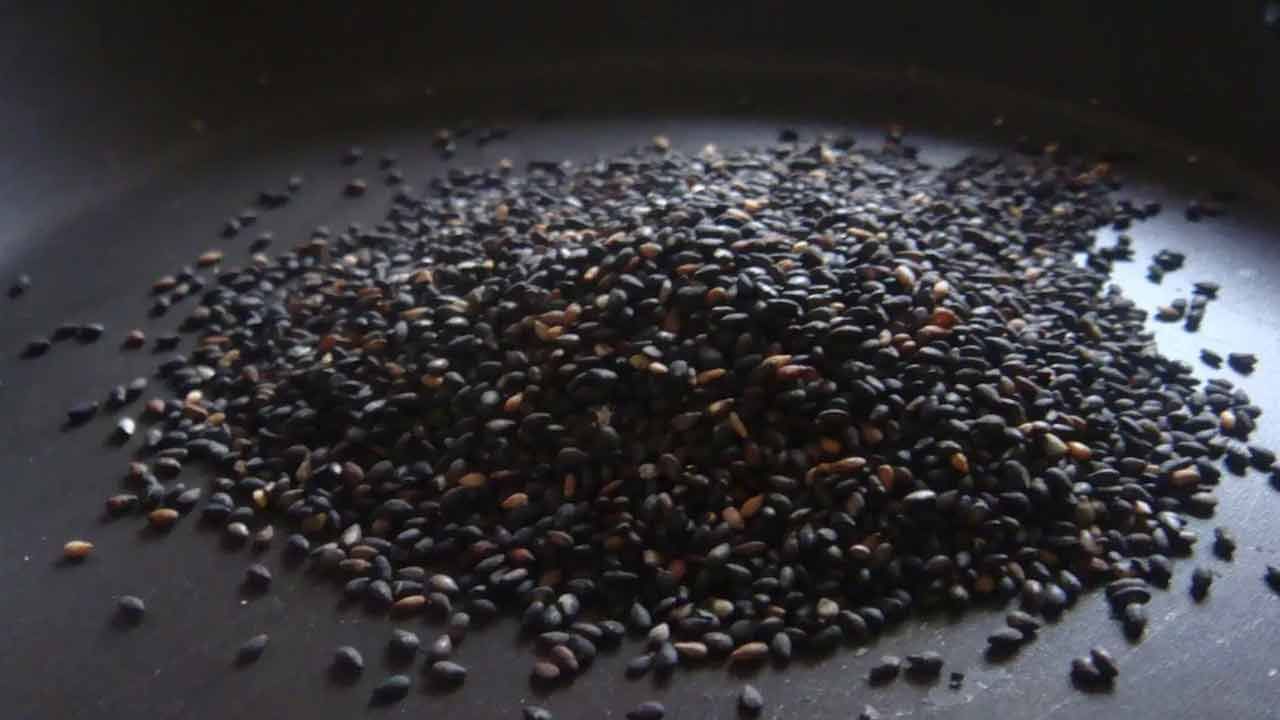 నువ్వుల్లో పోషకాలు, ఖనిజాలు, విటమిన్లు అనేవి ఎక్కువగా ఉంటాయి. కాబట్టి శరీరంలో రోగ నిరోధక శక్తిని పెంచుతుంది. అంతేకాదు.. నల్ల నువ్వుల నూనె రోగనిరోధక శక్తిని బలపరుస్తుంది. సీజనల్ ఇన్ఫెక్షన్లతో పోరాడటానికి సహాయపడుతుంది. నల్ల నువ్వుల్లో ఫైబర్ అనేది అధికంగా ఉంటుంది. ఇది జీర్ణ సమస్యలను తగ్గించడంలో బాగా పని చేస్తాయి. దీంతో కడుపులో నొప్పి, ఉబ్బరం, గ్యాస్, అజీర్తి వంటి సమస్యలు ఉండవు.