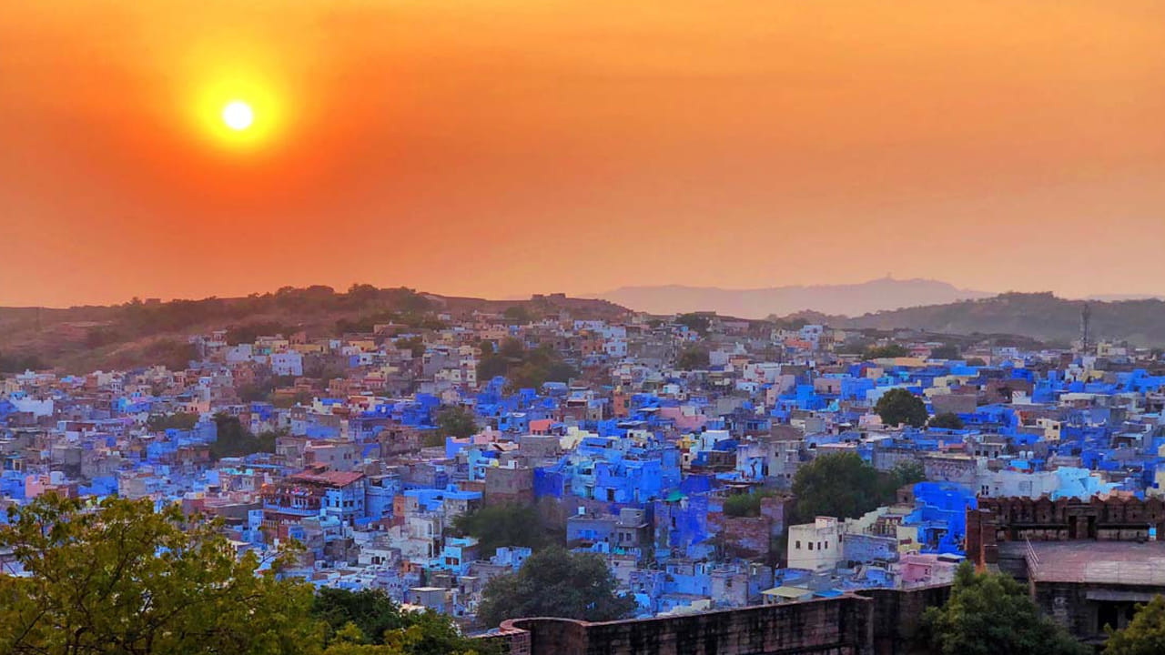 జోధ్పూర్ నగరం అంత పెద్దది కాకపోయినా.. ఇక్కడ బస చేయడానికి, తినడానికి మీకు మంచి సౌకర్యాలు లభిస్తాయి. కనుక ఈ బ్లూ సిటీని పర్యాటకులు ఎలా ప్రయనించవచ్చునో తెలుసుకుందాం.. దీనితో పాటు ఇక్కడ ఎన్ని రోజులు ట్రిప్ ప్లాన్ చేసుకోవచ్చునో తెలుసుకుందాం..