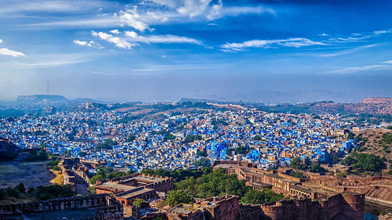 జోధ్పూర్ లోని మెహ్రాన్ ఘర్ కోట: 'తేరే నామ్', 'హమ్ సాథ్ సాథ్ హై' చిత్రాలే కాదు మెహ్రాన్గఢ్ కోటలో చాలా సినిమాలు షూటింగ్ జరుపుకున్నాయి. మెహ్రాన్గఢ్ అంటే అర్థం చాలా తక్కువ మందికి మాత్రమే తెలుసు. మెహ్రాన్గఢ్ అనే పేరుకు అర్థం సూర్యుని కోట. ఈ కోటను 15వ శతాబ్దంలో రావు జోధా నిర్మించాడు. 1200 ఎకరాలలో విస్తరించి ఉన్న ఈ కోట 400 అడుగుల ఎత్తు వరకు ఉంటుంది. మెహ్రాన్గఢ్ కోటలో చాముండా దేవి ఆలయం కూడా ఉంది. ఈ కోట ప్రతిరోజూ ఉదయం 9 గంటల నుంచి సాయంత్రం 5 గంటల వరకు పర్యాటకుల కోసం తెరిచి ఉంటుంది. ఈ కోట నుంచి నీలి నగరం మొత్తం కనిపిస్తుంది. ఈ కోట నిర్మాణ కథ కూడా చాలా ఆసక్తికరంగా ఉంది. మెహ్రాన్గఢ్ కోట టికెట్ ధర రూ. 200. అదే సమయంలో, సీనియర్ సిటిజన్లు రూ. 100 విలువైన టిక్కెట్లు కొనుగోలు చేయాలి.