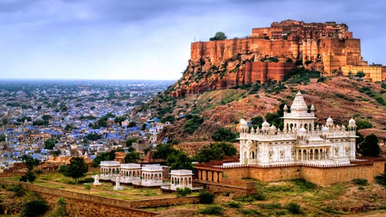 చీరియా నాథ్ అనే సాధువు ఇక్కడ నివసించాడని చెబుతారు. కోటను నిర్మించడానికి రాజు సన్యాసిని బలవంతంగా తరలించడానికి ప్రయత్నించినప్పుడు.. ఈ ప్రదేశంలో ఏ కోటను నిర్మించినా.. అక్కడ నీరు ఉండదని అతను శపించాడు. దీని తరువాత రాజు శాప ప్రభావాన్ని తగ్గించడానికి నరబలిని కోరాడు. ఎవరూ ముందుకు రాకపోవడంతో.. స్థానిక రాజు రామ్ మేఘ్వాల్ దీని కోసం తనను తాను త్యాగం చేసుకోవాలని నిర్ణయించుకున్నాడు. ఆ కోట పునాదిలో అతన్ని సజీవంగా పాతిపెట్టారు. సాధువు శాపం కారణంగా ప్రతి 3-4 సంవత్సరాలకు ఒకసారి ఆ ప్రాంతమంతా నీటి కొరత ఏర్పడుతుందని స్థానిక ప్రజలు ఇప్పటికీ నమ్ముతున్నారు.