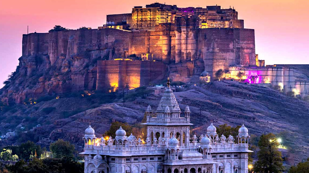 ఘంటా ఘర్ మార్కెట్: జోధ్పూర్లోని అత్యంత ప్రసిద్ధ మార్కెట్ ఘంటా ఘర్ బజార్. ఇక్కడ పర్యాటకులు క్లాక్ టవర్ పైభాగాన్ని కూడా సందర్శించవచ్చు. దీని కోసం పర్యాటకులు రూ. 25 ఖర్చు చేయాల్సి ఉంటుంది. ఈ మార్కెట్లో జోధ్పూర్ సుగంధ ద్రవ్యాలతో పాటు ప్రతి చిన్న, పెద్ద వస్తువు అందుబాటులో ఉంటుంది. ఇక్కడ మీరు అనేక గృహోపకరణాలను కొనుగోలు చేయవచ్చు.