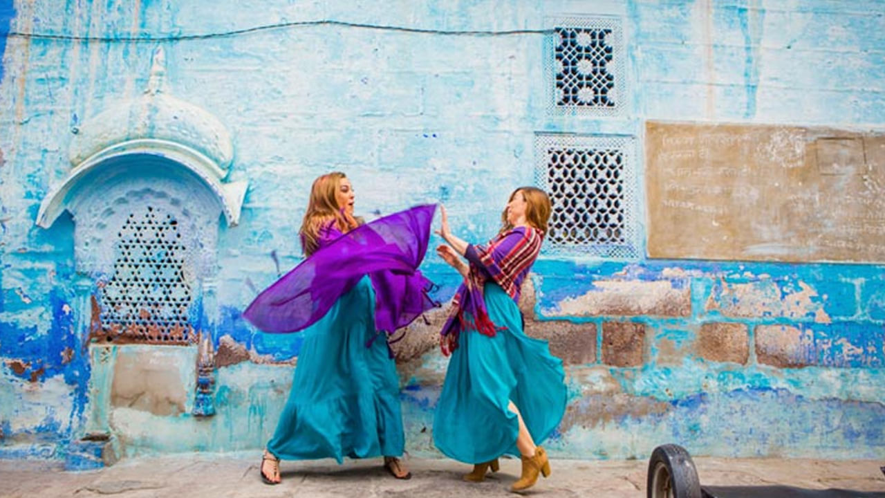 బ్లూ సిటీ: నగరం నీలం రంగులో ఎందుకు పెయింట్ చేయబడిందో ఆశ్చర్యంగా అనిపించవచ్చు. దీనికి కొన్ని కారణాలు ఉన్నాయి. మొదటిది వేసవికాలంలో ఇంటి లోపలి భాగాలను చల్లగా ఉంచడంలో నీలం రంగు సహాయపడుతుందని నమ్ముతారు. రెండవది గతంలో జోధ్పూర్లోని అనేక చారిత్రాత్మక భవనాలు చెదపురుగుల వల్ల దెబ్బతిన్నాయి. అందువల్ల నీలం రంగు చెదపురుగులను దూరంగా ఉంచుతుందని నమ్ముతారు. చివరగా నగరంలో నివసించే బ్రాహ్మణుల ఇళ్లకు నీలం రంగు వేసేవారని కూడా చెబుతారు