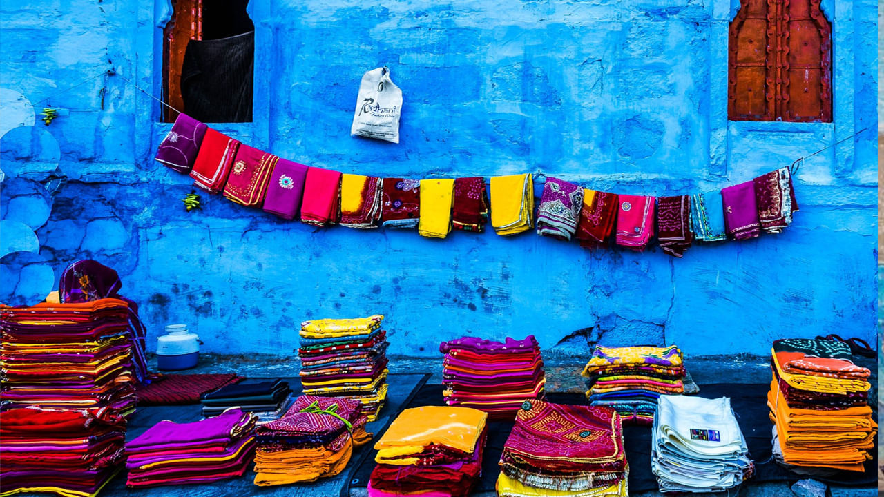 ఈ ప్రదేశాలు కూడా ప్రసిద్ధి చెందాయి: జోధ్పూర్లో జసన్వ్ థాడా, ఉమైద్ భవన్ ప్యాలెస్లను కూడా సందర్శించవచ్చు. ఈ రెండు ప్రదేశాలు ఇప్పుడు మ్యూజియంలుగా మారాయి. అయితే ఉమైద్ భవన్ ప్యాలెస్లో ఒక భాగం మాత్రమే మ్యూజియంగా ఉంది. ఇక్కడ మిగిలిన ప్రదేశాన్ని 5 స్టార్ హోటల్గా మార్చారు. బాలీవుడ్ నటి ప్రియాంక చోప్రా ఈ ప్యాలెస్లోనే వివాహం చేసుకుంది.
ఎలా చేరుకోవాలి మరియు ఎక్కడ బస చేయాలి