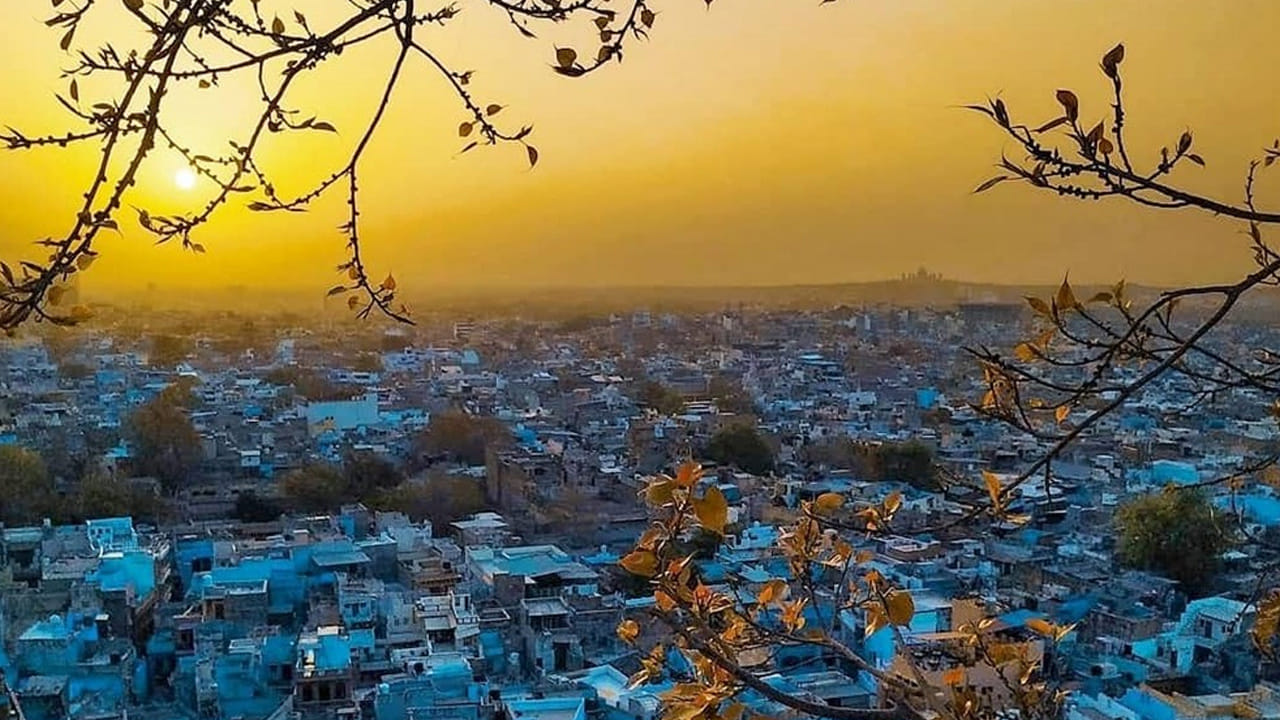 మీరు రైలు లేదా విమానం ద్వారా జోధ్పూర్కు వెళ్లగలిగితే.. స్టేషన్ , విమానాశ్రయానికి ప్రధాన నగరానికి చాలా దగ్గరగా ఉన్నాయి. మీరు రాత్రిపూట బస చేయాలనుకుంటే జోధ్పూర్లో జోస్టెల్ను బుక్ చేసుకోవచ్చు. ఒక రాత్రి బస చేయడానికి మీరు ఏసీ డార్మిటరీ గదికి రూ. 500 వరకు అద్దె చెల్లించాల్సి ఉంటుంది.