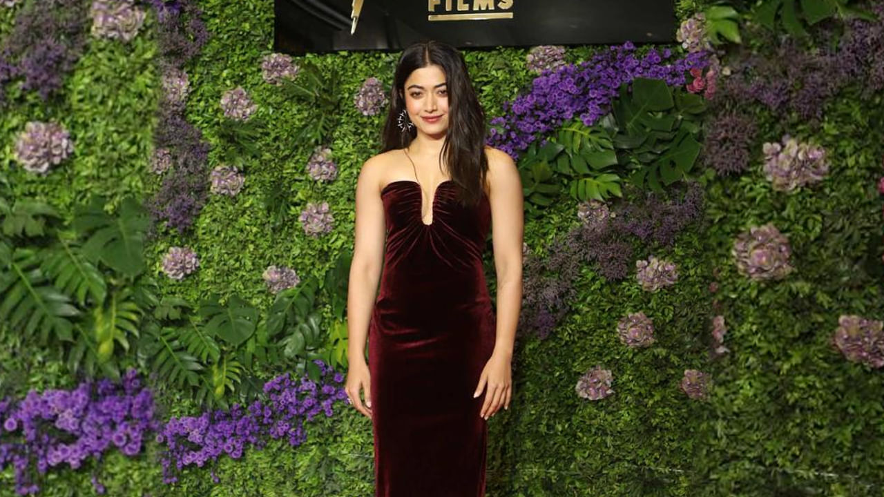 రష్మిక ప్రస్తుతం వరస సినిమాలతో దూసుకెళ్తుంది. ఈ బ్యూటీ బాలీవుడ్ లో బ్లాక్ బస్టర్ హిట్స్ అందుకుంది. అయితే మాడ్డాక్ సంస్థ తనకు బాలీవుడ్ లో అతిపెద్ద బ్లాక్ బస్టర్ హిట్లలో ఒకటైన చావాను అందించింది. తర్వాత ఆయుష్మాన్ ఖురానా సరసన హారర్ కామెడీ మూవీలో కనిపించనుంది. ఈ బ్యూటీ ఈ వేడుకలో మెరూన్ డ్రెస్ లో అందంగా కనిపించింది.