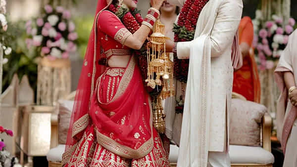 సరిగ్గా దండలు మార్చుకునే టైంకి పెళ్లి కొడుకు ఫేస్ చూసి బిత్తరపోయిన వధువు