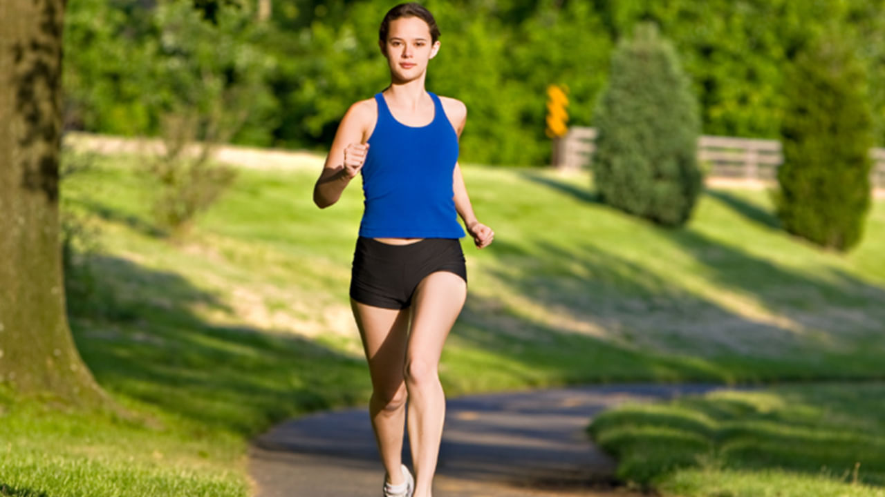 వేగంగా నడవడం వల్ల ఎండార్ఫిన్లు విడుదలవుతాయి. ఇది మిమ్మల్ని మరింత సానుకూలంగా, సమతుల్యంగా ఉండేలా చూస్తుంది. ఈ వేగంతో నడవడం వల్ల మెదడులో రక్త ప్రసరణ బాగా జరుగుతుంది. ఇది మీ ఆలోచనా సామర్థ్యాన్ని పెంచుతుంది.