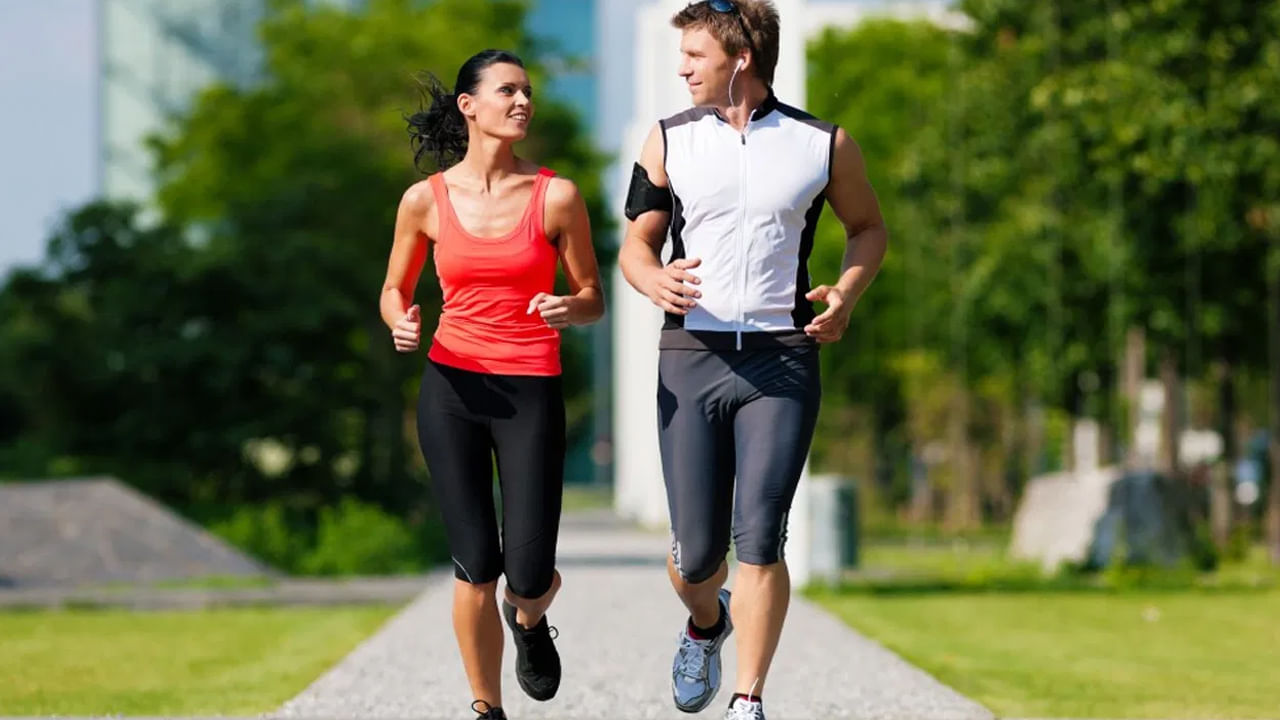 వాకింగ్ చేయ‌డం వ‌ల్ల ఒత్తిడి దూరం అవుతుంది. న‌రాల ప‌నితీరు మెరుగుపడుతుంది. వేగంగా న‌డ‌వ‌టం వల్ల మెద‌డు ప‌నితీరుపై అనుకూల ప్ర‌భావాన్ని చూపుతుంది. ఇది మూడ్‌ స్వింగ్స్​, జ్ఞాప‌క‌శ‌క్తి, నిద్ర‌కు మేలు చేస్తుంది. వేగంగా నడిచే అలవాటుతో బీపీ, కొలెస్ట్రాల్ సైతం నియంత్రణలో ఉంటాయి. స్పీడ్ వాకింగ్ కండ‌రాల బ‌లాన్ని పెంచ‌డంలో ఎంతో సహాయ‌ప‌డుతుంది.