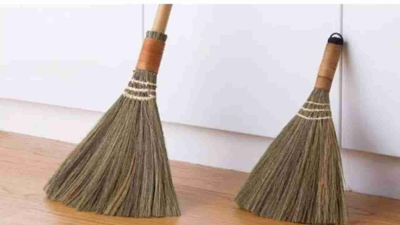 Vastu Tips: ఇంట్లో చీపురును పొరపాటున కూడా ఈ దిశలో పెట్టకూడదు..! ఏమౌతుందో తెలుసా..?