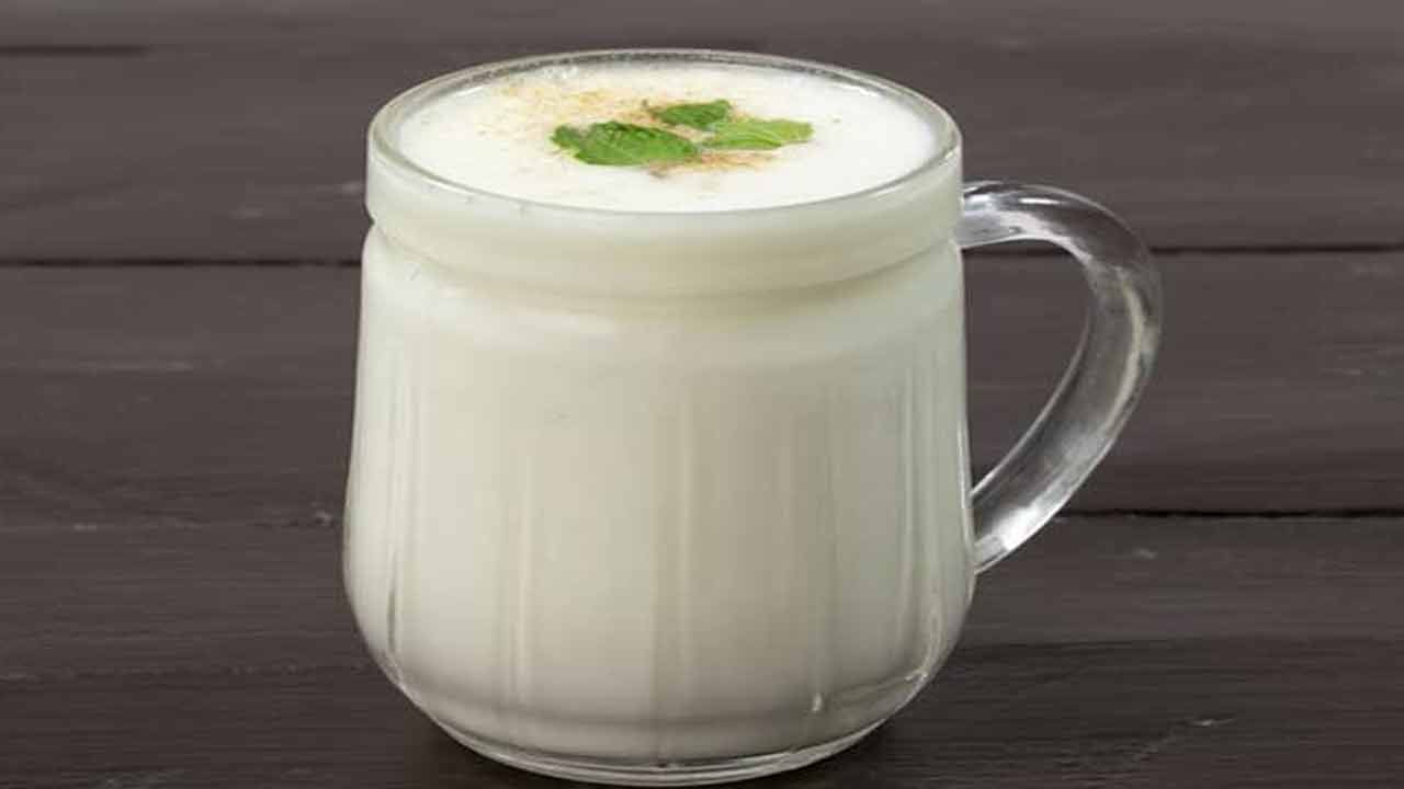 కిడ్నీలో రాళ్ళు పరిమాణం, ఆకారంలో మారుతూ ఉంటాయి. ఇసుక రేణువు అంత చిన్నవిగా లేదా గోల్ఫ్ బాల్ అంత పెద్దగా కూడా ఉండొచ్చు. మీ శరీరం నుండి కిడ్నీ రాయిని తొలగించకపోతే, అది పెరుగుతూనే ఉంటుంది. కొన్నిసార్లు మూత్రపిండాలు రక్తం నుండి ఉప్పు, నీరు, పొటాషియం, ఆమ్లం, నైట్రోజన్ వంటి వ్యర్థ ఉత్పత్తులను ఫిల్టర్ చేయలేకపోతాయి. అప్పుడు ఈ పదార్థాలు పేరుకుపోయి మూత్రపిండాలలో స్ఫటికాలను ఏర్పరుస్తాయి. ఈ స్ఫటికాలు కిడ్నీ స్టోన్ అనే ఘన పదార్థంగా మారుతాయి.  