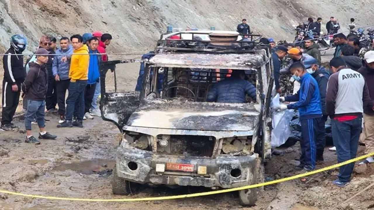 దారుణం.. షార్ట్ సర్క్యూట్‌తో కారులో మంటలు.. నలుగురు మృతి