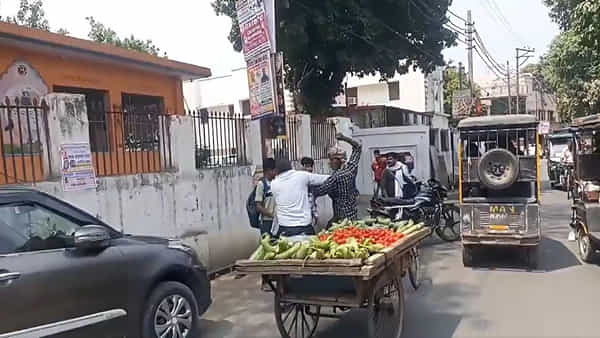 Viral Video: బలంగా ఉన్నానని బక్కోని మీదికి పోతే ఇట్లనే ఉంటది... స్ట్రీట్ఫైట్లో వండర్ సీన్