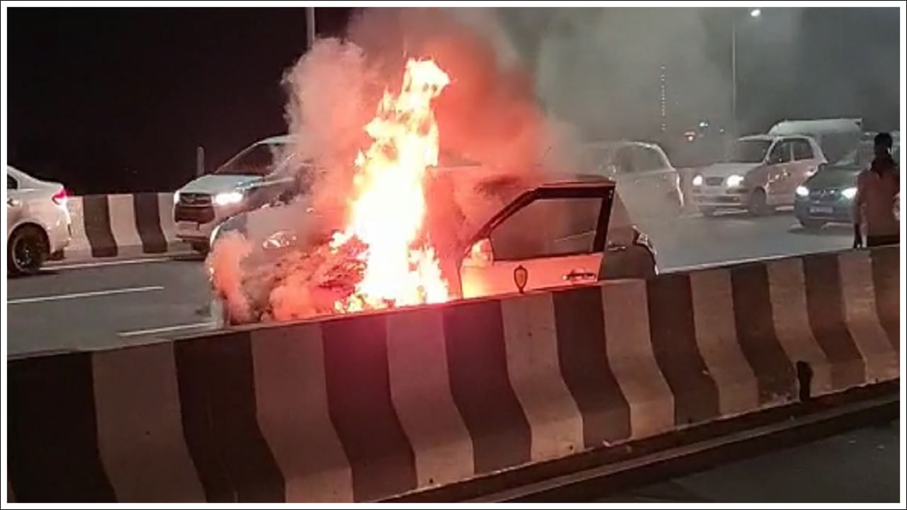 Fire Accident: కదులుతున్న కారులో మంటలు.. అందులో ప్రయాణికులు ఏం చేశారంటే.. వీడియో వైరల్‌!