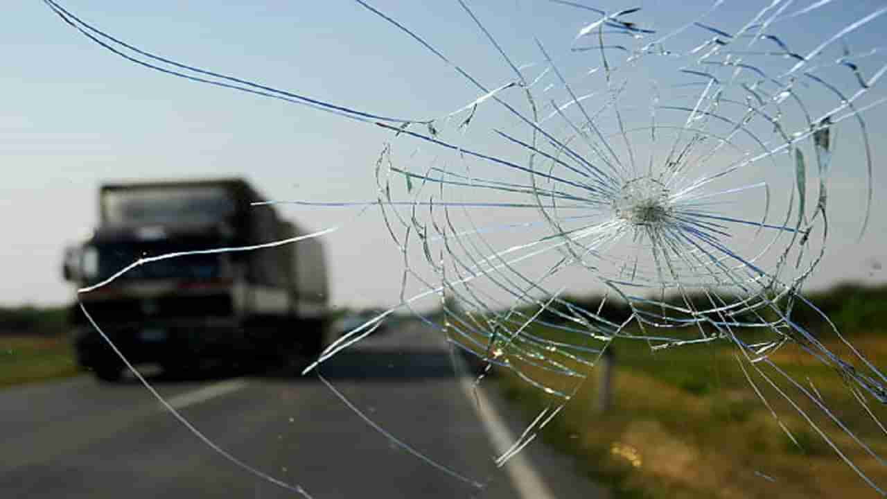 Car Windshield: మీ కారు అద్దాలకు క్రాక్స్ వచ్చాయా? సింపుల్ టెక్నిక్తో సమస్య ఫసక్