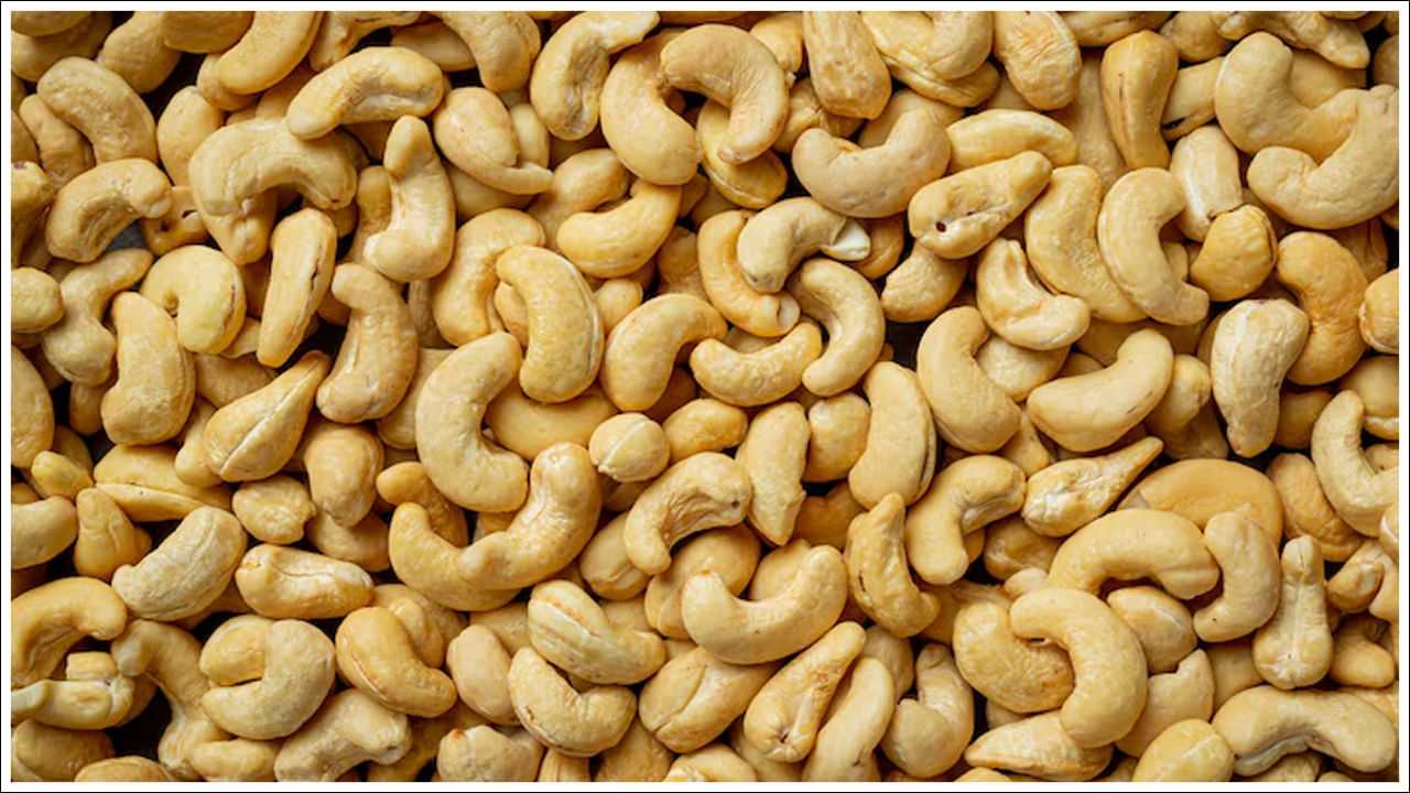 ఎటువంటి రసాయనాలను ఉపయోగించకుండా సేంద్రీయ వ్యవసాయ పద్ధతుల్లో పొలాల్లో నాటిన జీడిపప్పు విత్తనాలు సహజ వ్యవసాయ పద్ధతుల వల్ల బాగా పెరిగాయి. అలాగే ఇప్పుడు లక్షల రూపాయల ఆదాయాన్ని ఆర్జిస్తున్నాయి. బీదర్ జిల్లా భాల్కి తాలూకాలోని ఖానాపురా గ్రామానికి చెందిన పప్పు పాటిల్ అనే రైతు తన పొలంలో దాదాపు ఐదు ఎకరాల విస్తీర్ణంలో జీడిపప్పును కూడా పండిస్తున్నాడు. ఐదు ఎకరాల భూమిలో పండించిన పంట బాగా పండింది. రైతు దాని నుండి లక్షల రూపాయలు సంపాదించాలని ఆశిస్తున్నాడు. దాదాపు 20 క్వింటాళ్ల విత్తనాల దిగుబడి ఉంటుందని అంచనా.