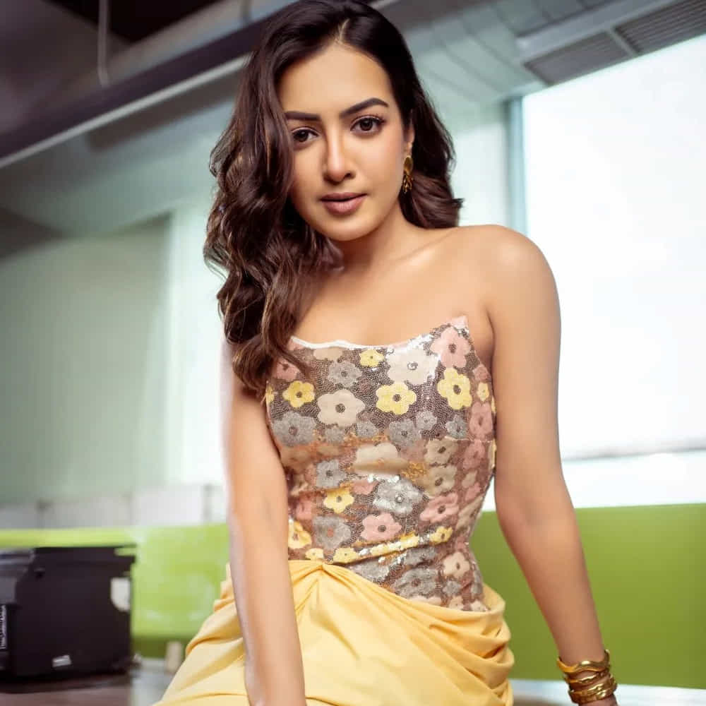 కానీ సోషల్ మీడియాలో యాక్టివ్ గా ఉంటూ నిత్యం ఏదోక పోస్ట్ చేస్తుంది. ఎక్కువగా గ్లామర్ ఫోటోషూట్లతో నెట్టింట అరాచకం సృష్టిస్తుంది. తాజాగా ఈ అమ్మడి ఫోటోస్ నెట్టింట ఆకట్టుకుంటున్నాయి.