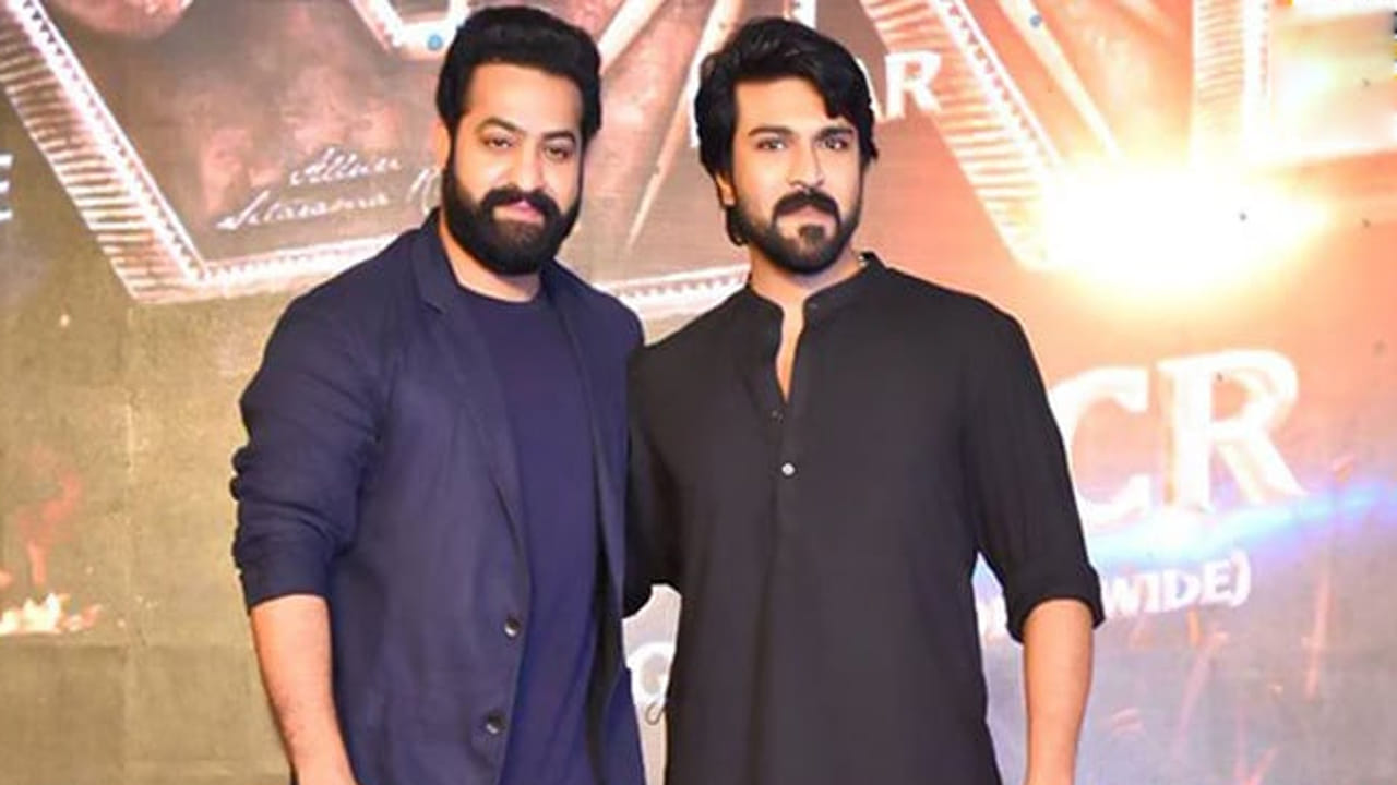  రామ్ చరణ్, తారక్ త్రిబుల్ ఆర్ కంటే ముందు చెర్రీ, అల్లు అర్జున్ నటించిన ఎవడు సినిమాలో కలిసి నటించాల్సి ఉండేదంట. ఈ మూవీ రిలీజై యావరేజ్ టాక్ తెచ్చుకున్న విషయం తెలిసిందే.