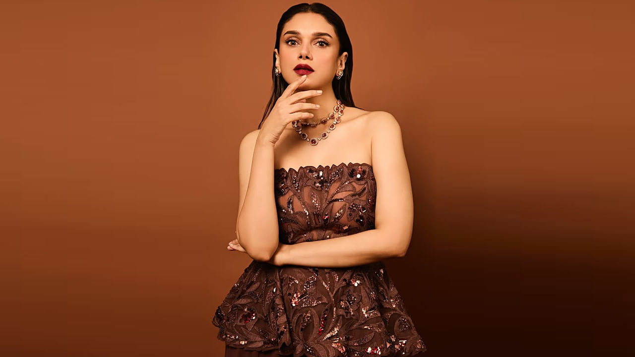 28 అక్టోబర్ 1986న తెలంగాణ రాష్ట్ర రాజధాని హైదరాబాద్ మహానగరంలో జన్మించింది అందాల తార అదితి రావు హైదరి. 2013లో మరణించిన అదితి తండ్రి అహ్సాన్ హైదరీ సులైమాని బోహ్రాకి చెందిన ముస్లిం. అనారోగ్యం కారణంగా మరణించారు.