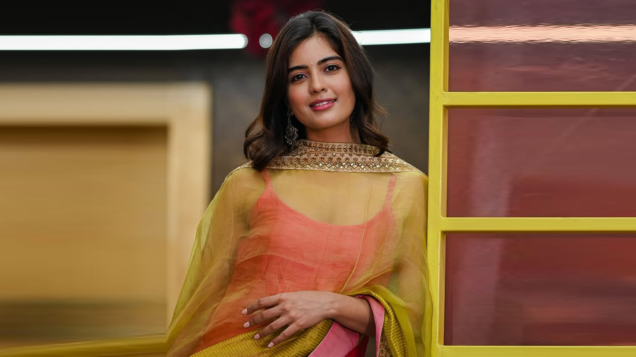 2014లో లింగా, తెనాలిరామన్; 2016లో పొక్కిరి రాజా, తేరి వంటి చిత్రాల్లో అనేక గుర్తింపు లేని పాత్రల్లో నటించింది ఈ అమ్మడు. 2018లో విజయ్ యేసుదాస్ సరసన పడైవీరన్  ప్రధాన నటిగా అరంగేట్రం చేసింది, అక్కడ ఆమె మలర్ పాత్రను పోషించింది.