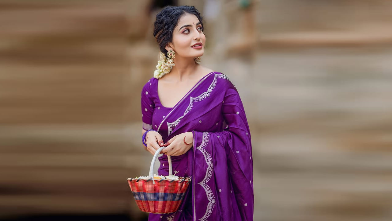 8 జనవరి 1996న తెలంగాణలో సత్తుపల్లిలో జన్మించింది వయ్యారి భామ అనన్య నాగళ్ల. ఆమె తండ్రి పేరు వెంకటేశ్వర రావు, తల్లి పేరు విష్ణు ప్రియా. ఇబ్రహీంపట్నంలోని రాజ మహేంద్ర కాలేజ్ ఆఫ్ ఇంజినీరింగ్‌లో తన బి. టెక్ పూర్తి చేసి ఇన్ఫోసిస్‌లో జాబ్ చేసింది ఈ బ్యూటీ.