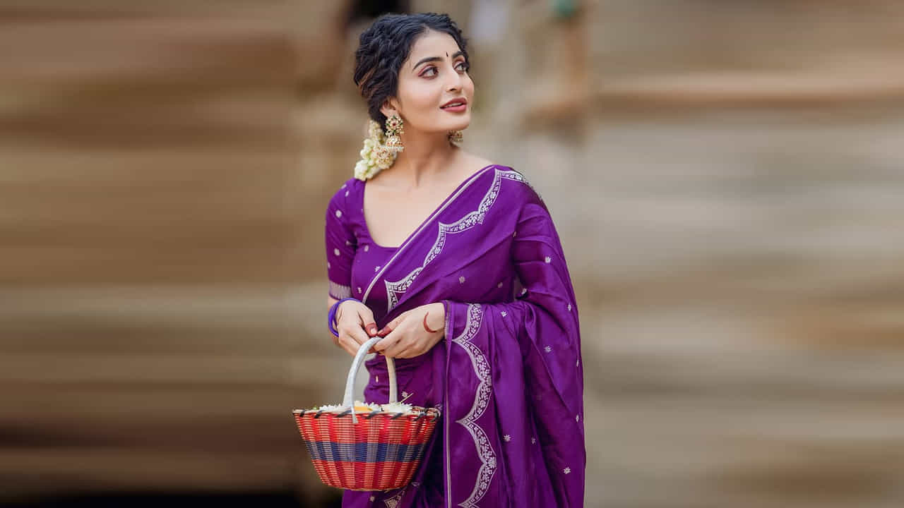 8 జనవరి 1996న తెలంగాణలో సత్తుపల్లిలో జన్మించింది వయ్యారి భామ అనన్య నాగళ్ల. ఆమె తండ్రి పేరు వెంకటేశ్వర రావు, తల్లి పేరు విష్ణు ప్రియా. ఇబ్రహీంపట్నంలోని రాజ మహేంద్ర కాలేజ్ ఆఫ్ ఇంజినీరింగ్లో తన బి. టెక్ పూర్తి చేసి ఇన్ఫోసిస్లో జాబ్ చేసింది ఈ బ్యూటీ.