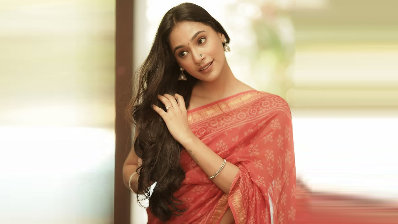 28 సెప్టెంబర్ 1998న తమిళనాడులోని తిరుచిరాపల్లిలో ఓ హిందూ కుటుంబంలో జన్మించింది వయ్యారి భామ అనుక్రీతి వాస్. ఈ బ్యూటీ ఏడు సంవత్సరాల వయస్సులో తన తల్లిదండ్రలు విడిపోయారు. కేరళకు చెందిన ఆమె తల్లి సెలీనా వద్ద పెరిగింది.