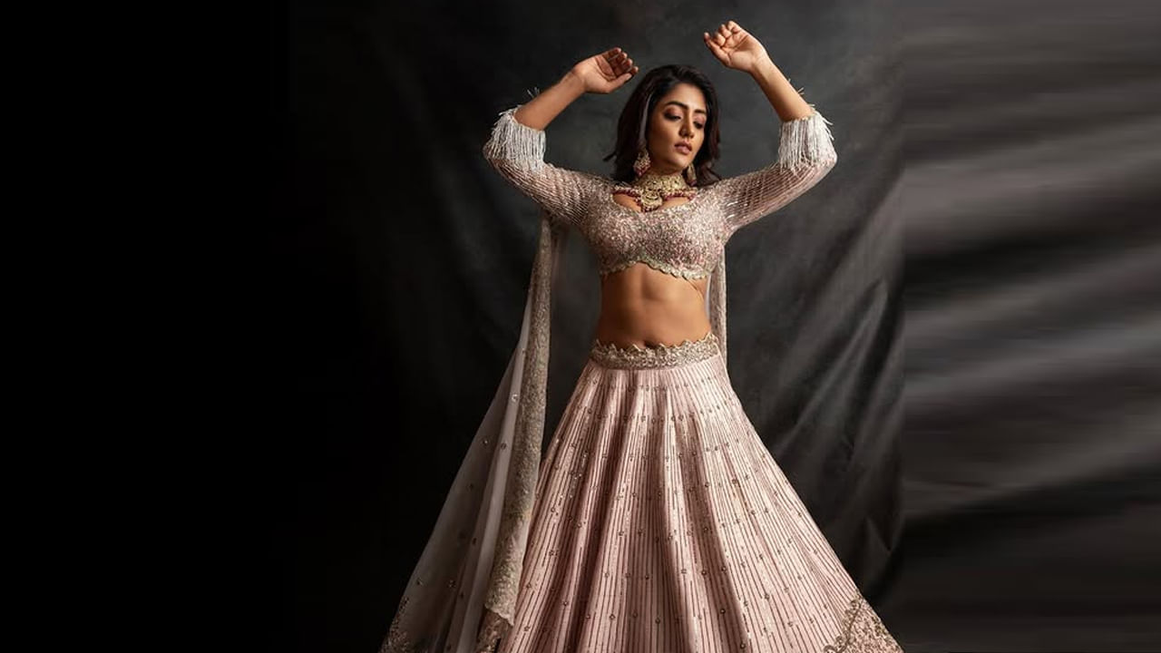 19 ఏప్రిల్ 1990 తెలంగాణలోని చారిత్రాత్మక నగరం వరంగల్ లో ఓ తెలుగు హిందూ కుటుంబంలో జన్మించింది అందాల భామ ఈషా రెబ్బ. ఈమె పెరిగింది మాత్రం హైదరాబాద్ నగరంలోనే. ఈ వయ్యారి వరంగల్ హయ్యర్ సెకండరీ స్కూల్ లో పాఠశాల విద్యను అభ్యసించింది. మాస్టర్స్ అఫ్ బిజినెస్ అడ్మినిస్ట్రేషన్ (MBA)లో డిగ్రీ పట్టా పొందింది.