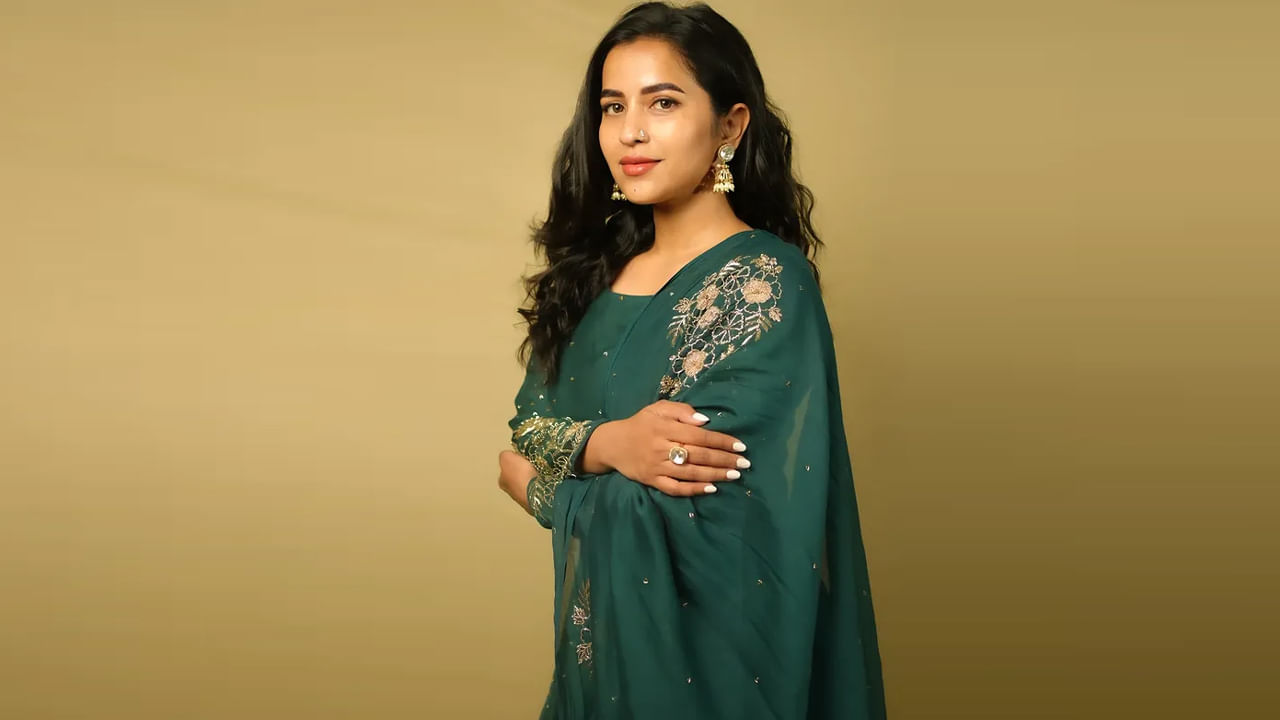 24 ఆగస్ట్ 1995న  ఆంధ్రప్రదేశ్‌లోని విశాఖపట్నంలో జన్మించింది కోమలి ప్రసాద్. కర్ణాటకలోని బళ్లారిలో పెరిగింది. ఆమె అహ్మద్‌నగర్‌లోని ప్రవర ఇన్‌స్టిట్యూడ్ ఆఫ్ మెడికల్ సైన్సెస్‌లో డెంటిస్ట్రీని అభ్యసించింది. దాని తర్వాత ఆమె తెలుగు చిత్ర పరిశ్రమపై తనకు ఆసక్తి పెరిగింది.