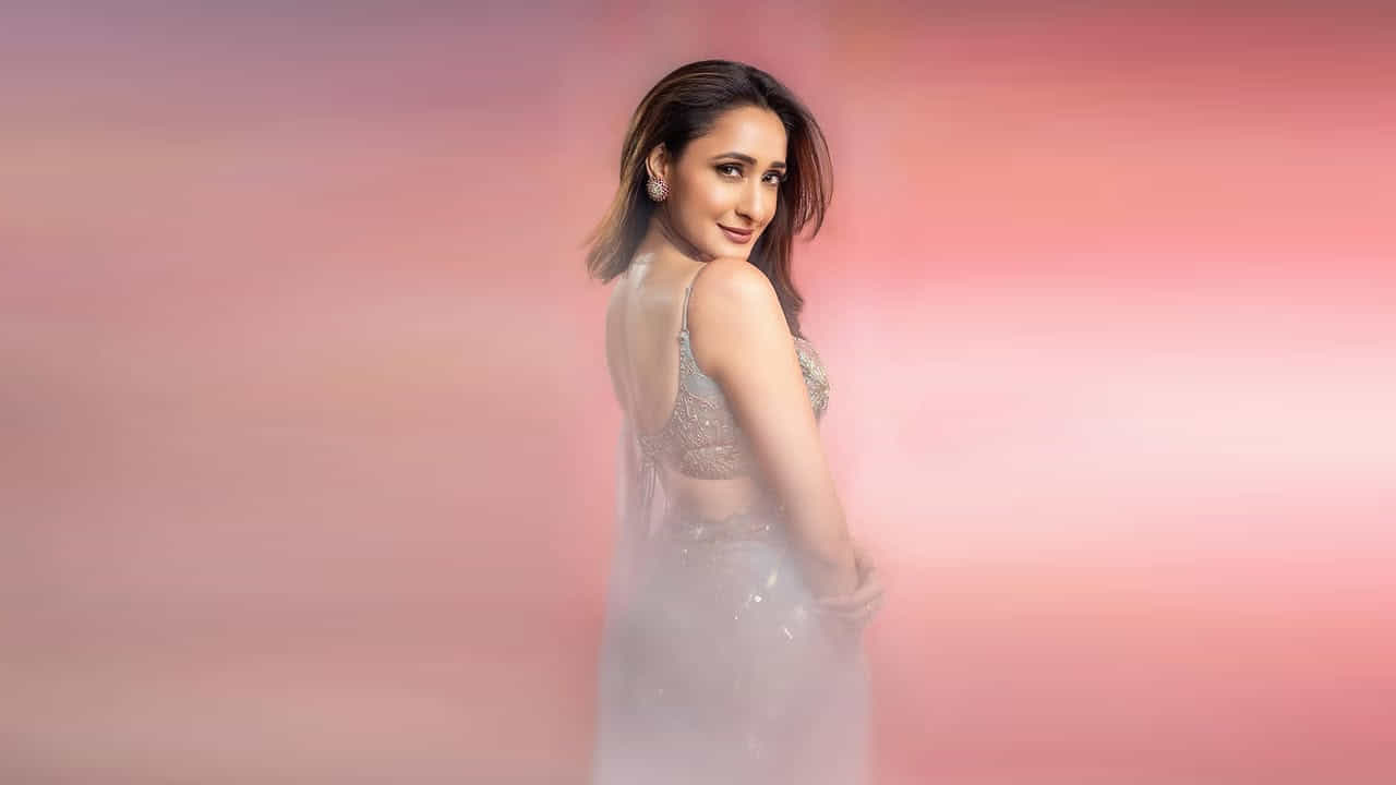 సింబయాసిస్ యూనివర్శిటీలో చదువుతున్న సమయంలో ఆమె వివిధ అందాల పోటీల్లో పాల్గొని విజయవంతమైన మోడల్గా మారింది. 2014లో కళ మరియు సాంస్కృతిక రంగంలో ఆమె సాధించిన విజయానికి సహజీవన సాంస్కృతిక పురస్కారాన్ని అందుకుంది. అందాల పోటీ ఫెమినా మిస్ ఇండియా 2008 ద్వారా మిస్ ఫ్రెష్ ఫేస్, మిస్ డ్యాన్సింగ్ క్వీన్ మరియు మిస్ ఫ్రెండ్ ఎర్త్ టైటిల్లను గెలుచుకుంది.