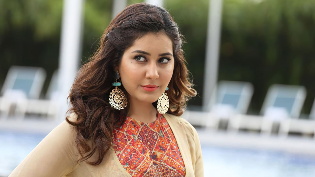 సౌత్‌ సినిమాలు జనాలకు దూరంగా ఉన్న రోజులు పోయాయి. ఇప్పుడు డబ్బింగ్‌ అయి అందరికీ అందుబాటులో ఉంటున్నాయి. సౌత్‌ మూవీస్‌ని ఎప్పటికప్పుడు దేశవ్యాప్తంగా అందరూ చూసేస్తున్నారు అన్నారు హీరోయిన్ రాశీఖన్నా. 