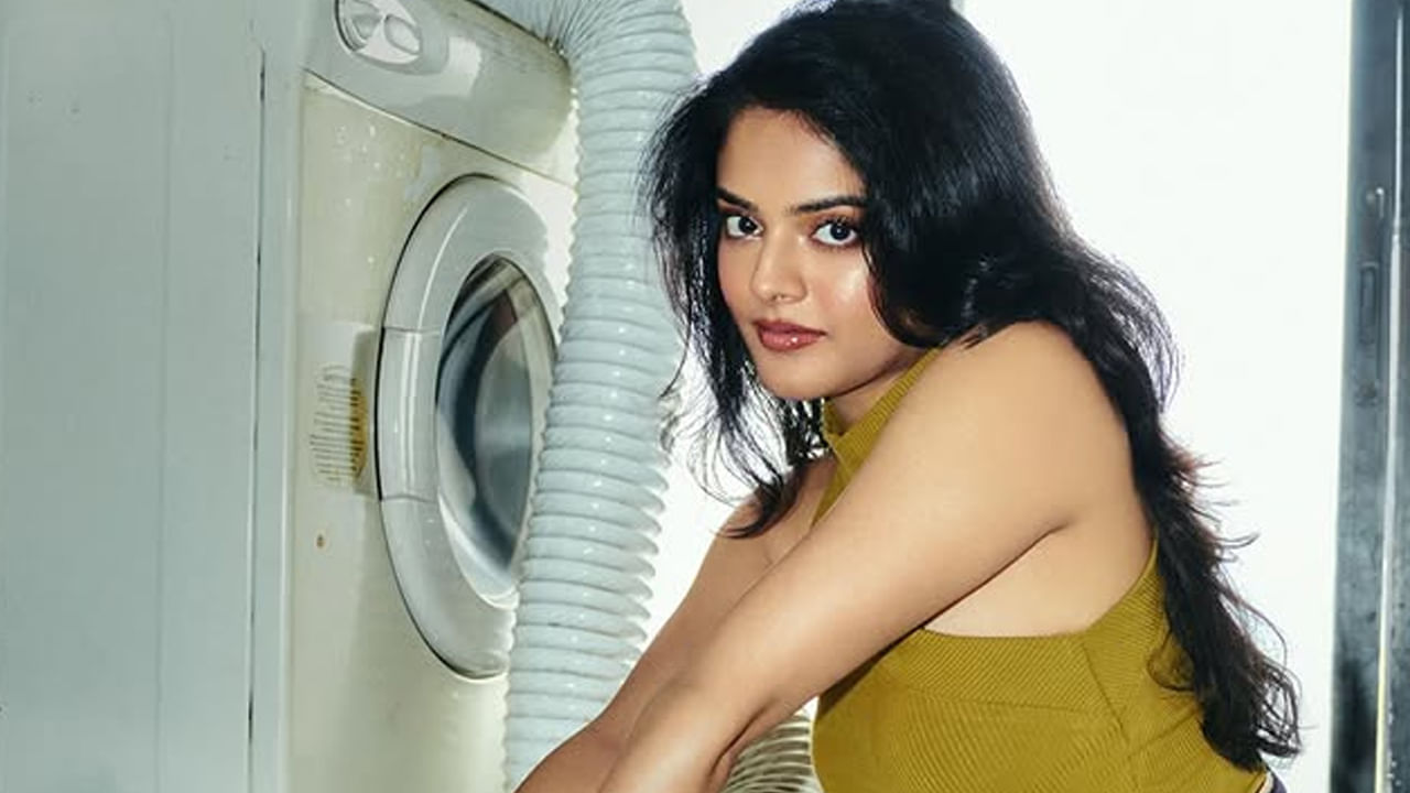 అలాగే అటు మలయాళంలోనూ వరుస ఆఫర్స్ వస్తున్నాయి. తాజాగా ఈ బ్యూటీ లేటేస్ట్ ఫోటోస్ సోషల్ మీడియాలో వైరలవుతున్నాయి. కెరీర్ తొలినాళ్లలో ఈబ్యూటీ గ్లామర్ రోల్స్ చేసేందుకు అంతగా ఆసక్తి చూపించలేదు. దీంతో ఈ భామకు అవకాశాలు అంతగా రావడం లేదని టాక్ వినిపిస్తుంది.