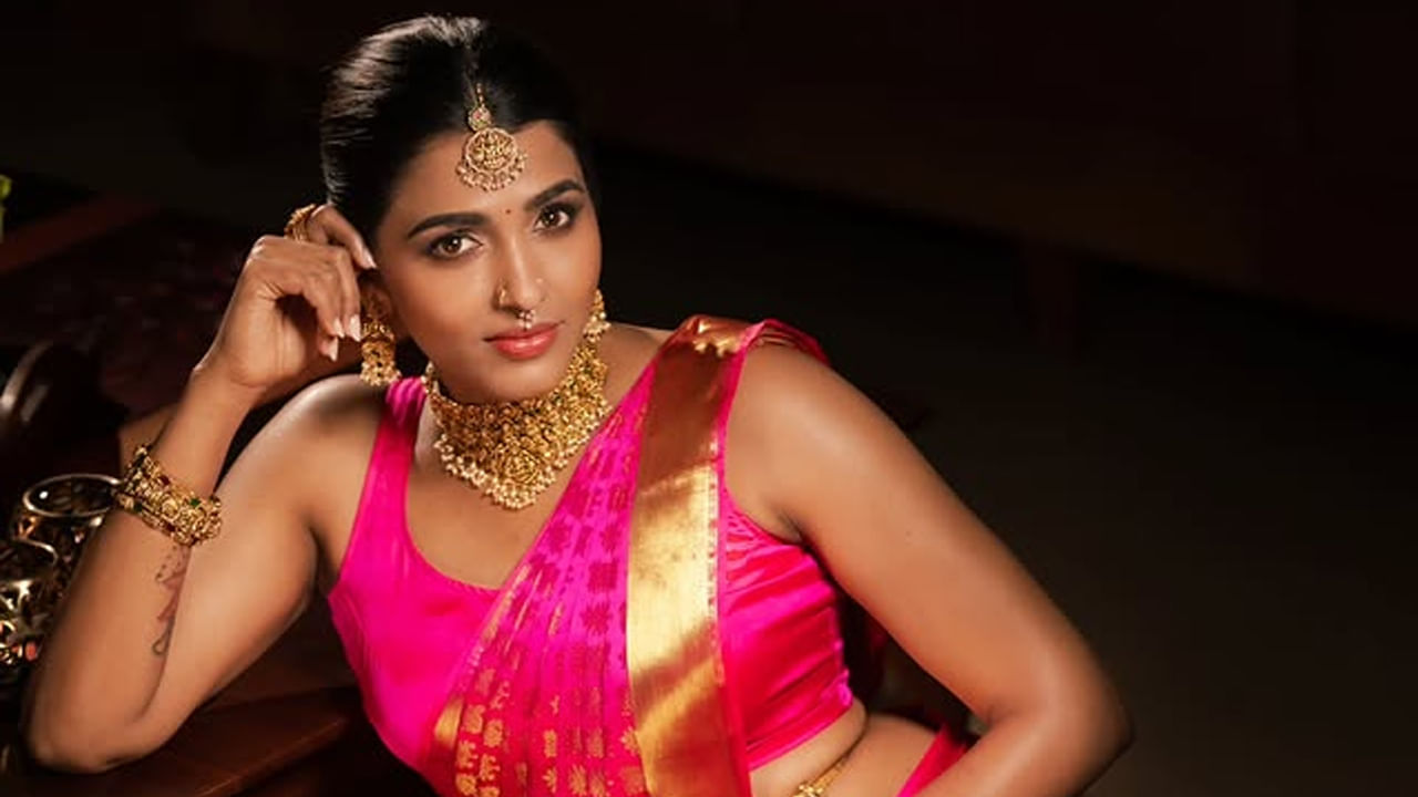 20 నవంబర్ 1989న తమిళనాడు రాష్ట్రంలోని ప్రముఖ నగరమైన తంజావూరులో జన్మించింది వయ్యారి భామ సాయి ధన్షిక. ఎక్కువగా తమిళంలో నటిస్తుంది ఈ వయ్యారి భామ. 2006లో తమిళ చిత్రం మనతోడు మజాయికాలంతో చలనచిత్ర అరంగేట్రం చేసింది.