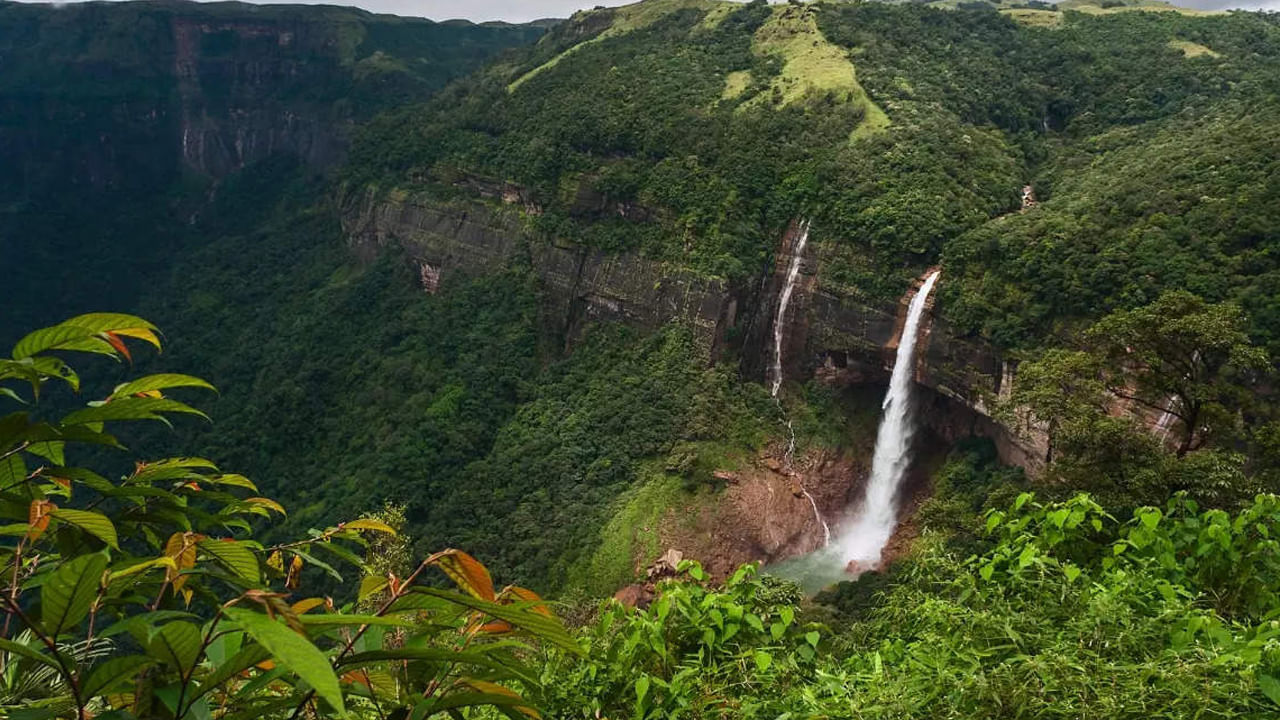 ప్రపంచవ్యాప్తంగా పర్యాటకులు చిరపుంజీకి వస్తారు. ఇది భూమిపై అత్యంత తేమతో కూడిన ప్రాంతాలలో ఒకటి. గౌహతికి సరిగ్గా 125 కిలోమీటర్ల దూరంలో ఉంది. ఈ పట్టణం సముద్ర మట్టానికి దాదాపు 1,300 మీటర్ల ఎత్తులో ఉంది. ఇక్కడ  సమృద్ధిగా ఉన్న పచ్చదనం, నోహ్కాలికై జలపాతం, డైంత్లెన్ జలపాతం వంటి అద్భుతమైన జలపాతాలు ఆకర్షిస్తాయి. ఖాసీ తెగ నిర్మించిన లివింగ్ రూట్ వంతెనలు చూడవచ్చు. చిరపుంజీలో సందర్శకులు ఆకర్షణీయమైన దృశ్యాలను ఆనందిస్తారు.