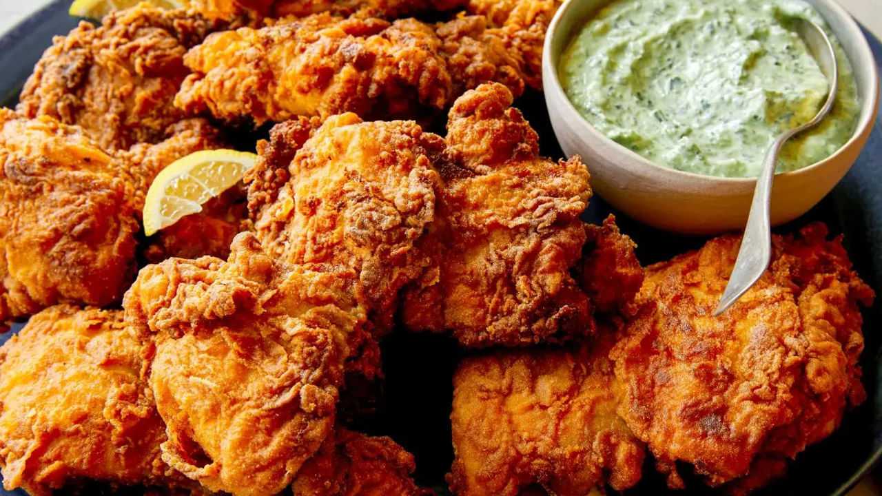  చికెన్ అతిగా తింటే గ్యాస్ట్రో ఇంటెస్టైనల్ క్యాన్సర్ అంటే పేగు క్యాన్సర్ వచ్చే ప్రమాదముందని తేలింది. చికెన్‌లో ప్రొటీన్ కంటెంట్ ఎక్కువ. విటమిన్ బి12, కొలైన్ పుష్కలంగా ఉంటాయి. ఇది పిల్లల్లో నరాల వ్యవస్థను మెరుగు పరుస్తాయి. ఇది తింటే బలం వస్తుందని డాక్టర్లు చెబుతారు. 