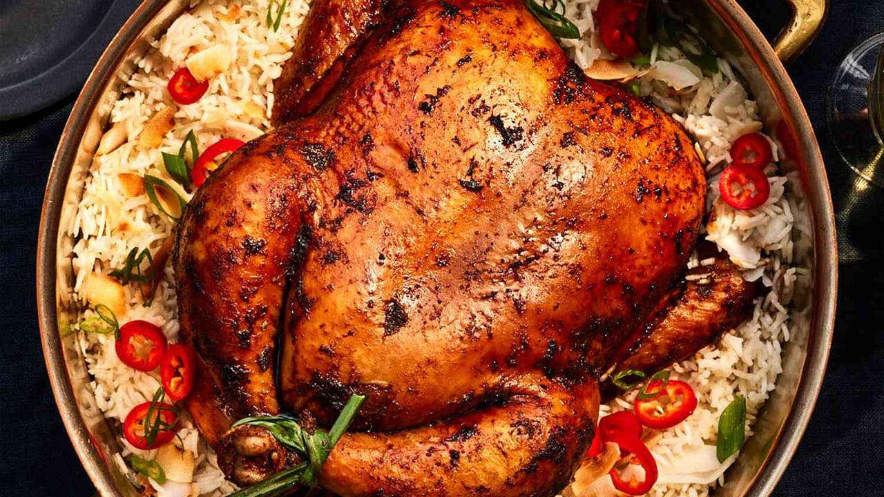 పైగా రెడ్ మీట్‌తో పోలిస్తే హెల్త్ రిస్క్‌లు తక్కువ. చికెన్ తో ఇన్ని ప్రయోజనాలున్నా.. అదే పనిగా డైలీ తింటే మాత్రం ఇబ్బందులు తప్పవంటున్నారు. వారానికి 300 గ్రాములకు మించి చికెన్ తింటే పేగు క్యాన్సర్ వచ్చే ప్రమాదముందట. 