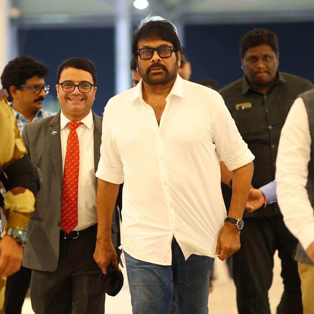 సంక్రాంతికి వస్తున్నాం సినిమా విక్టరీ వేడుకలో అభిమానులకు ఓ ప్రామిస్ చేశారు హీరో వెంకటేష్. మళ్లీ సంక్రాంతికి వస్తాం కాకపోతే 2027లో అంటూ మాట ఇచ్చారు. అయితే ఆ మాటను ఇంకా ముందుగానే నిలబెట్టుకోబోతున్నారు విక్టరీ హీరో. చిరు హీరోగా అనిల్ తెరకెక్కిస్తున్న సినిమా 2026 సంక్రాంతికి రిలీజ్ కానుంది. ఈ సినిమాలో వెంకటేష్ గెస్ట్ రోల్ చేయబోతున్నారు.