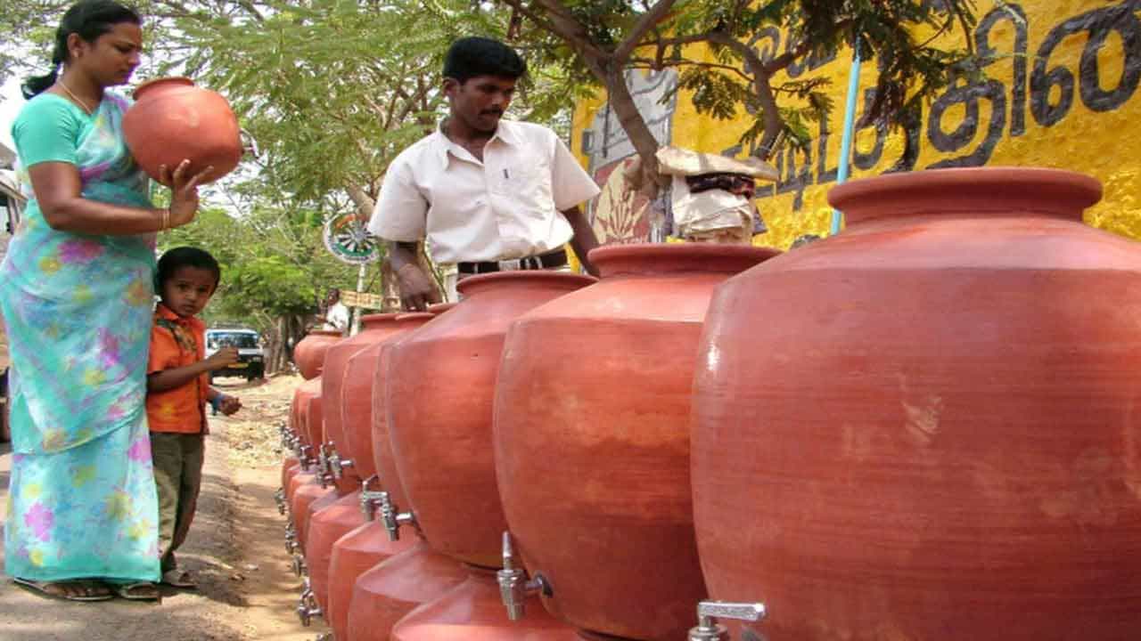 మటి కుండలో ఉంచిన నీళ్లలో సహాజ మినరల్స్, ఎలక్ట్రోలైట్స్ సమృద్ధిగా ఉంటాయి. ఇవి తాగడం వల్ల శరీరానికి మినరల్స్, ఎలక్ట్రోలైట్స్ అందుతాయి. బాడీ ఎనర్జిటిక్గా ఉంటుంది. కుండలో నీరు తాగితే శరీరానికి రోగనిరోధక శక్తి పెరుగుతుంది. జలుబు, దగ్గు, ఆస్తమాతో బాధపడే వాళ్లు కుండ నీళ్లు తాగడం వల్ల.. ఆ సమస్యల నుంచి బయటపడొచ్చు.