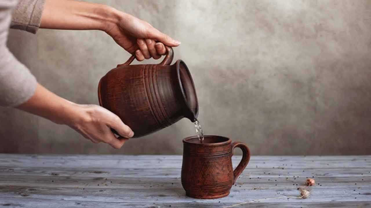 మట్టి కుండలో నీరు సహజంగా రుచిగా ఉంటాయి. మట్టి కుండలో నిల్వ చేసిన నీళ్లు తాగటం వల్ల గ్యాస్, అసిడిటీ, శ్వాసకోశ సమస్యలు రావు. జీర్ణక్రియ కూడా మెరుగవుతుందని ఆయుర్వేద ఆరోగ్య నిపుణులు చెబుతున్నారు. ఈ నీటిని తాగడం వల్ల డీహైడ్రేషన్ నుంచి తప్పించుకోవచ్చు అంటున్నారు. 