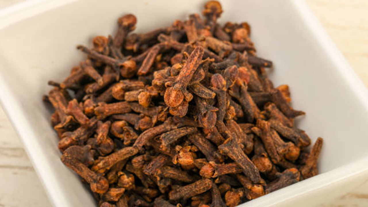 రోగనిరోధక శక్తి పెంపు: లవంగాలలో యాంటీఆక్సిడెంట్లు పుష్కలంగా ఉన్నాయి. అవి రోగనిరోధక శక్తిని పెంచడంతో పాటు ఇన్ఫెక్షన్‌ను నయం చేయడానికి కూడా పనిచేస్తుంది. దీన్ని తినడం వల్ల మొత్తం ఆరోగ్యానికి గొప్ప ప్రయోజనాలు లభిస్తాయి.