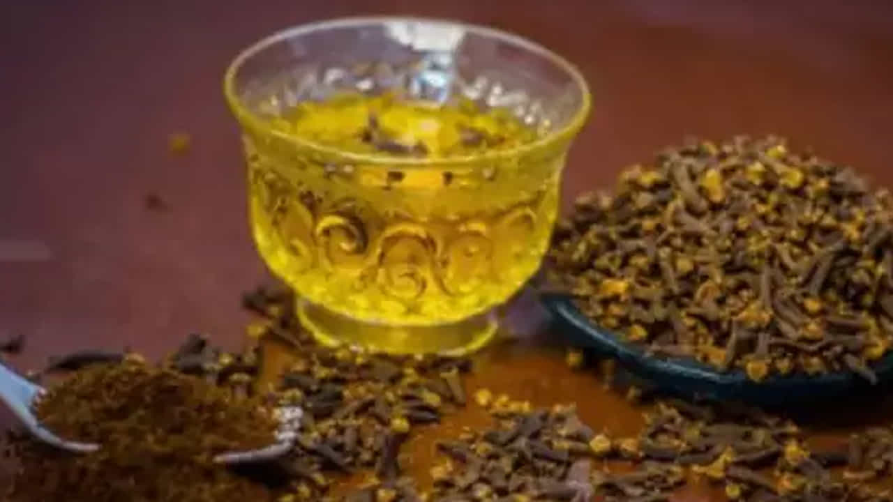 ఇన్ఫెక్షన్లను తగ్గిస్తుంది: లవంగాలు శరీరంలోని ఇన్ఫెక్షన్లను తొలగించడంలో సహాయపడే యాంటీ ఇన్ఫ్లమేటరీ లక్షణాలను కలిగి ఉన్నాయి. కనుక ఎవరికైనా కడుపు లేదా గొంతులో ఏదైనా ఇన్ఫెక్షన్ ఉంటే.. లవంగాలను వేడి చేసి లేదా పచ్చిగా తినవచ్చు. లేదా లవంగాలను నీటిలో వేసి కాచి.. ఆ వేడి నీటిని కూడా తీసుకోవచ్చు.
