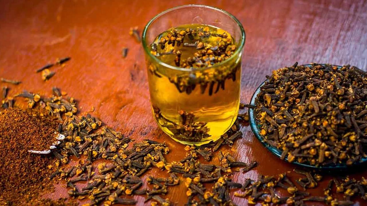 లవంగాలు తినడం వల్ల ఆరోగ్యకరమైన ఎంజైమ్‌లు ఉత్పత్తి: లవంగాలు తినడం వల్ల కడుపులో ఆరోగ్యకరమైన ఎంజైమ్‌లు ఉత్పత్తి అవుతాయి. ఇది జీర్ణక్రియకు చాలా ప్రయోజనకరంగా ఉంటుంది. ఈ ఎంజైములు గ్యాస్, ఉబ్బరం తగ్గించడంలో సహాయపడతాయి. ఇది మాత్రమే కాదు.. లవంగాలు కడుపు పూతల నుంచి కూడా రక్షిస్తుంది. అలాగే ఇందులో ఉండే ఫైబర్ మలబద్ధక సమస్యను తొలగిస్తుంది.