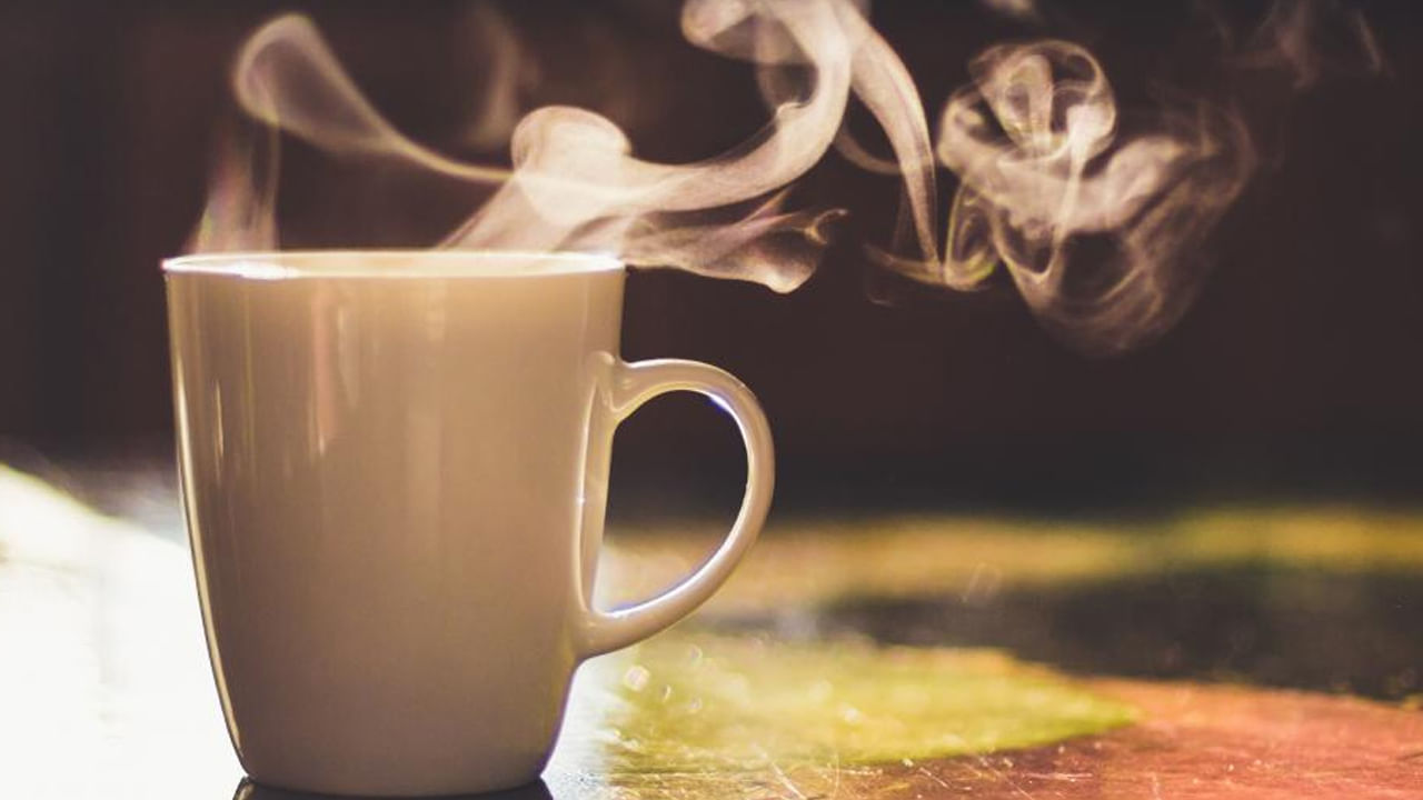 కాఫీ అంటే చాలా మందికి ఇష్టం. కొందరు రోజులో ఒకసారి కాఫీ తాగితే, మరికొందరు కనీసం రోజులో రెండు లేదా మూడు సార్లు ఎంతో ఇష్టంగా కాఫీ తాగుతుంటారు. కొందరు టీని తాగుతుంటారు.