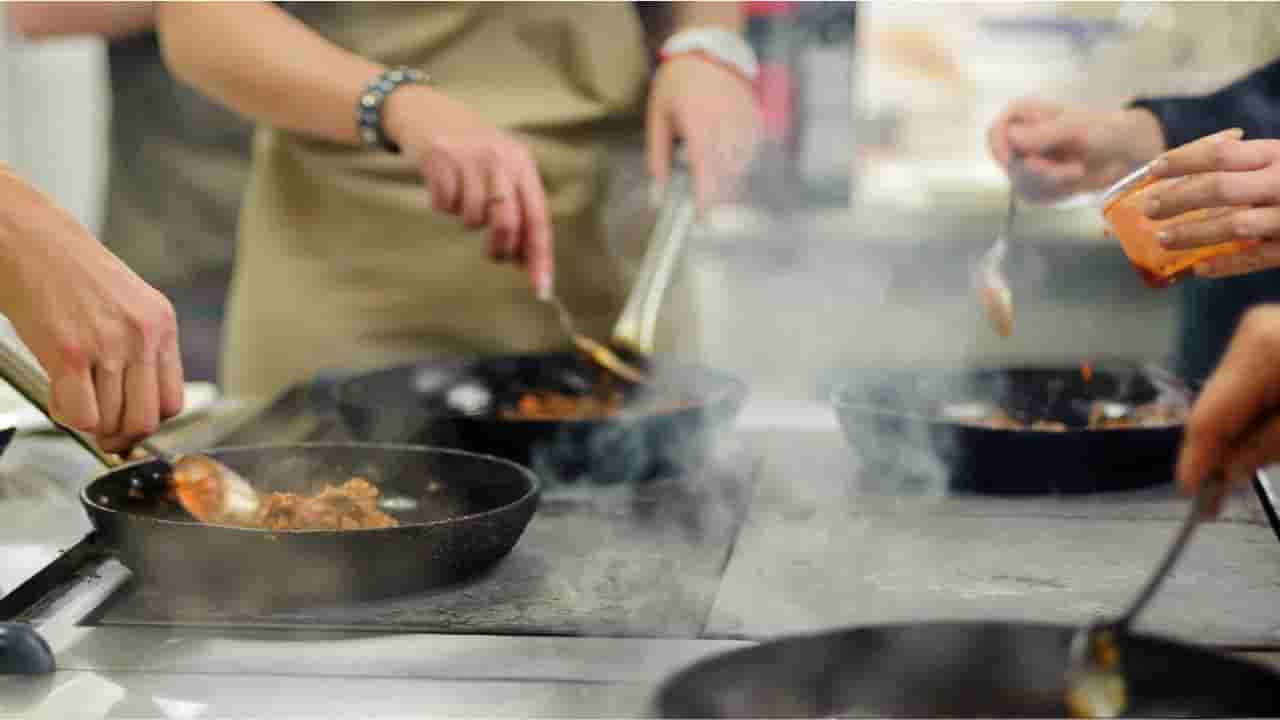 వంట చేసే టైమ్లో వేడి తట్టుకోలేకపోతున్నారా..? ఈ టిప్స్ ట్రై చేసి చూడండి..!