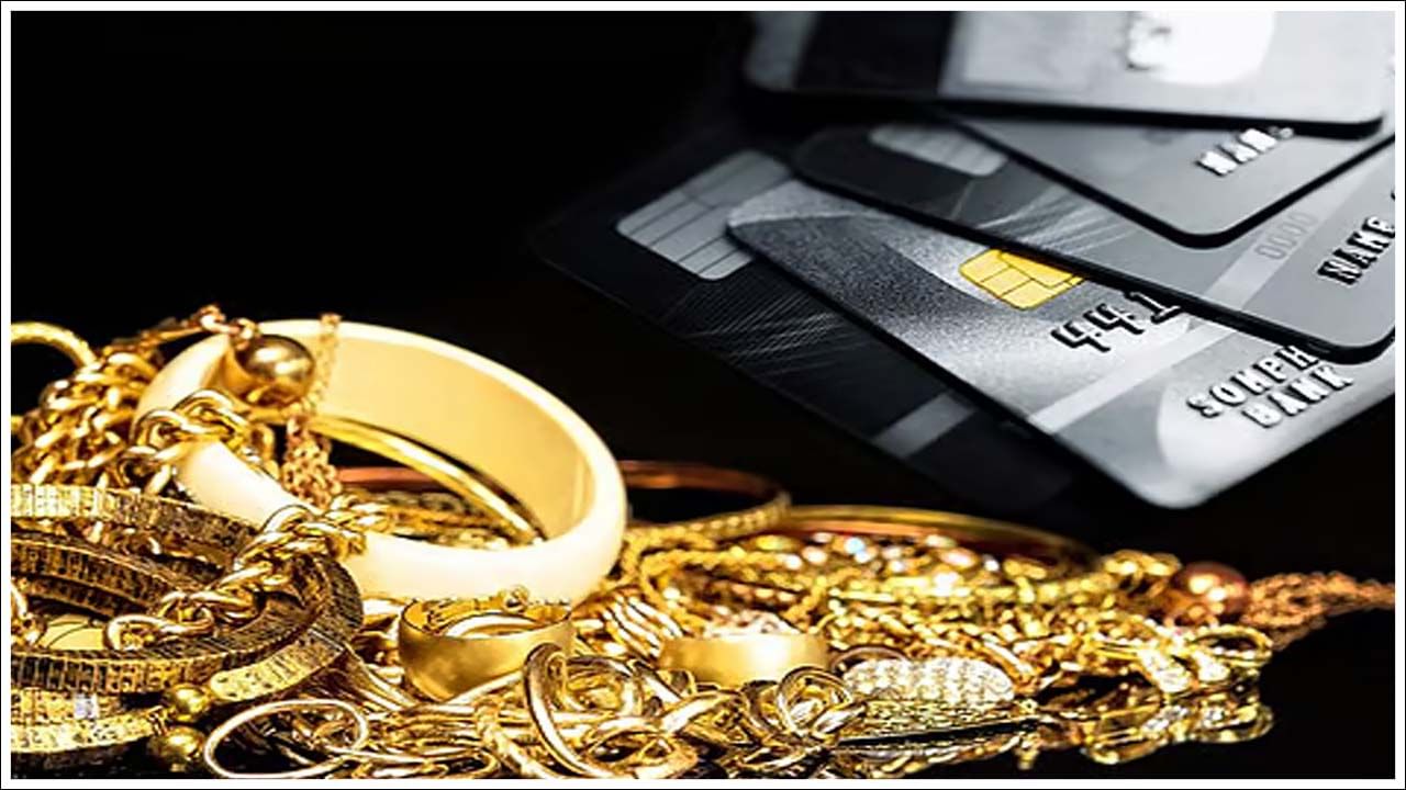 ప్రజలు తమ వద్ద ఉన్న డబ్బుతో బంగారాన్ని కొని పొదుపు చేస్తున్నారు. ఈ పరిస్థితిలో క్రెడిట్ కార్డు ఉపయోగించి బంగారం కొనడం సాధ్యమేనా? అలాగే దీని గురించి  రిజర్వ్ బ్యాంక్ ఆఫ్ ఇండియా ఏమి చెబుతుందో తెలుసుకుందాం.