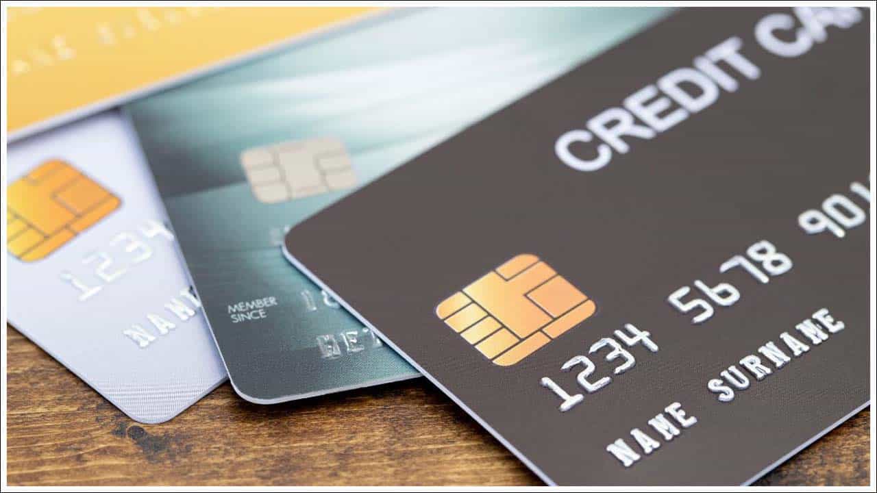 క్రెడిట్ కార్డుపై ఛార్జ్లు: HDFC బ్యాంక్ క్రెడిట్ కార్డ్ వినియోగదారుల కోసం కొన్ని కొత్త ఛార్జీలను అమలు చేయనుంది. ఇప్పుడు మీరు Dream11, MPL లేదా Rummy Culture వంటి గేమింగ్ యాప్లపై నెలకు రూ. 10,000 కంటే ఎక్కువ ఖర్చు చేస్తే, మీరు అదనంగా 1% రుసుము చెల్లించాలి. ఇది జూలై నెల నుంచి అమల్లోకి రానుంది. Paytm, Mobikwik, Freecharge వంటి వాలెట్లలో రూ. 10,000 కంటే ఎక్కువ లోడ్ చేయడంపై కూడా అదే ఛార్జీ విధించనున్నట్లు పేర్కొంది. దీనితో పాటు, యుటిలిటీ బిల్లు చెల్లింపు (విద్యుత్, నీరు, గ్యాస్ మొదలైనవి) రూ. 50,000 కంటే ఎక్కువగా ఉంటే అక్కడ కూడా ఈ అదనపు ఛార్జీ చెల్లించాల్సి ఉంటుంది. అదే సమయంలో ఇంధనంపై నెలవారీ ఖర్చు రూ. 15,000 కంటే ఎక్కువగా ఉన్నప్పటికీ కార్డ్ వినియోగదారులు 1% రుసుము చెల్లించాల్సి ఉంటుంది.